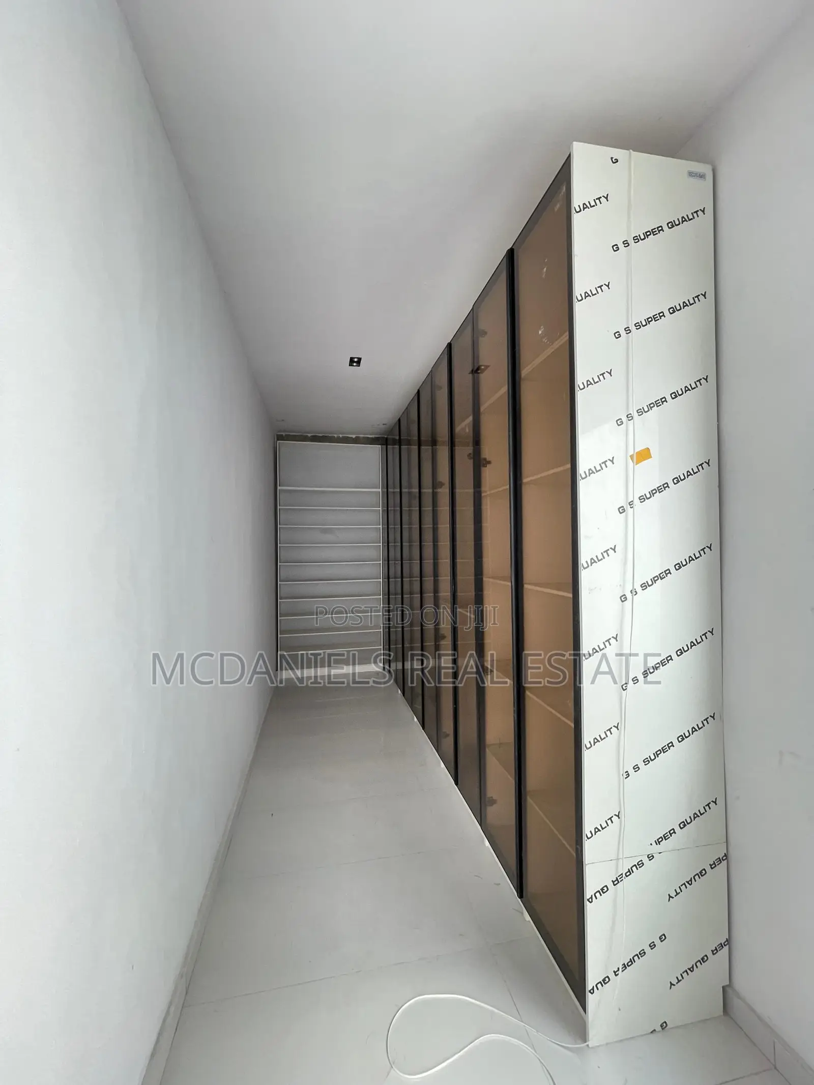 Furnished 5bdrm Duplex in Chevron for sale