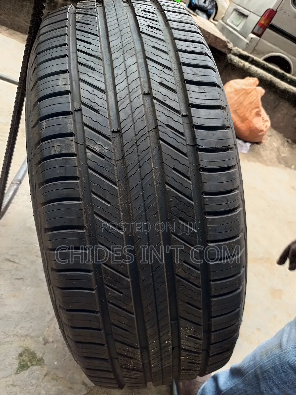 275/70/17 Michelin Tire Original