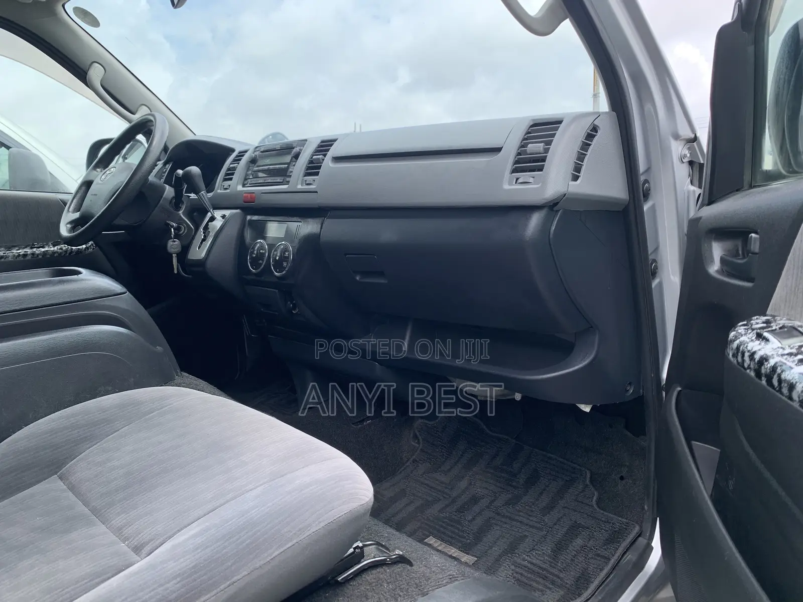 Toyota HiAce 2015 Silver