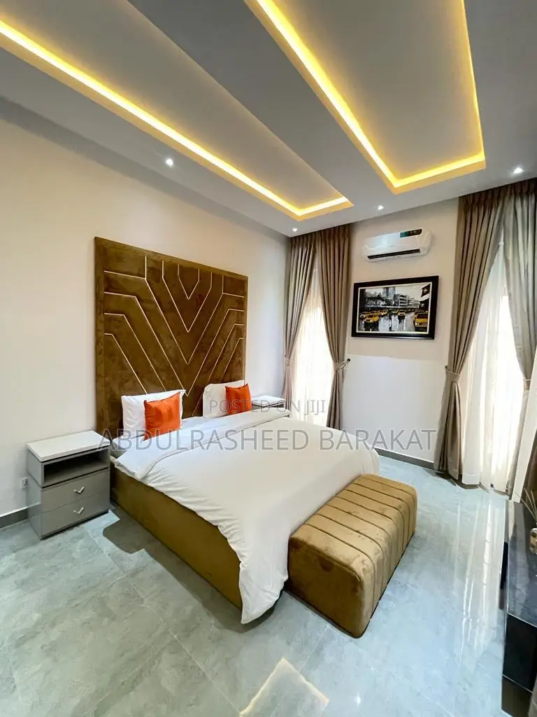 Luxury Three Bedroom Apartment With Balcony