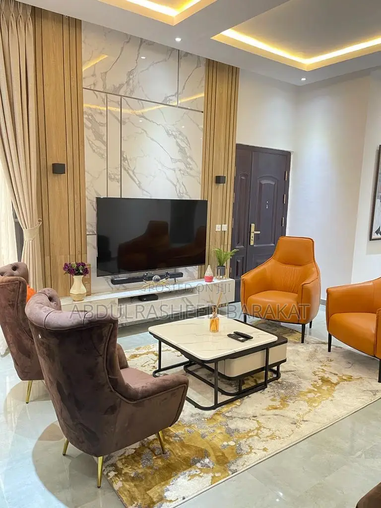 Luxury Three Bedroom Apartment With Balcony