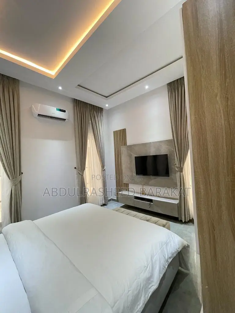 Luxury Three Bedroom Apartment With Balcony