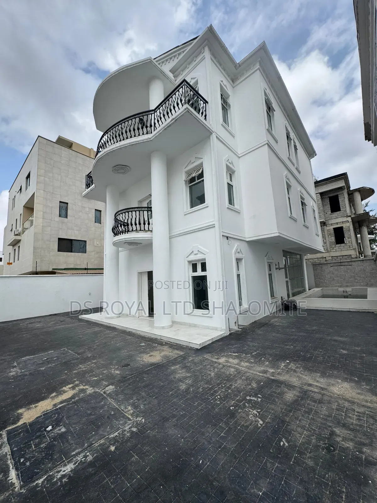 4bdrm Duplex in Banana Island for sale