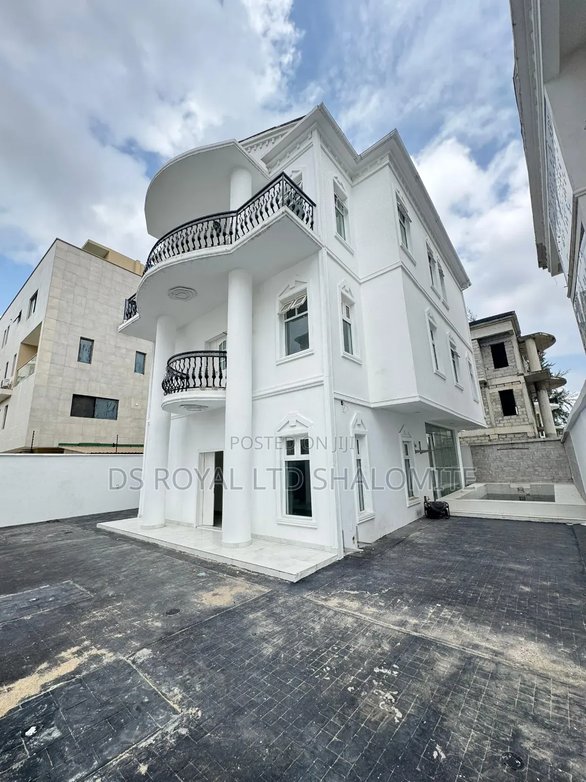 4bdrm Duplex in Banana Island for sale