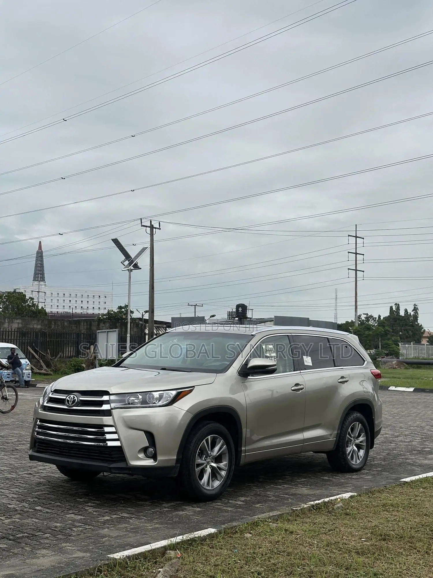 Toyota Highlander XLE 4dr SUV (3.5L 6cyl 6A) 2015 Gold
