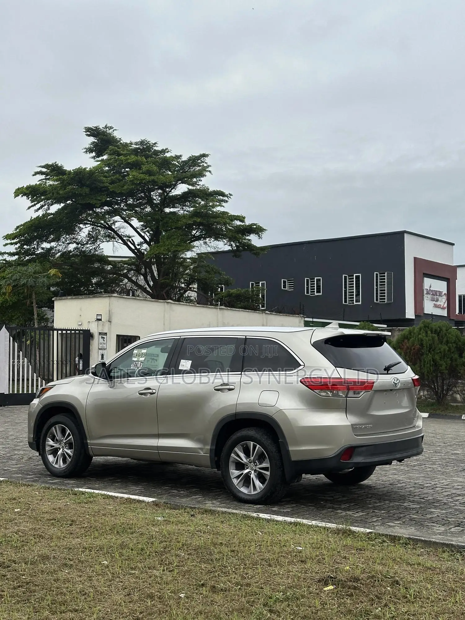 Toyota Highlander XLE 4dr SUV (3.5L 6cyl 6A) 2015 Gold