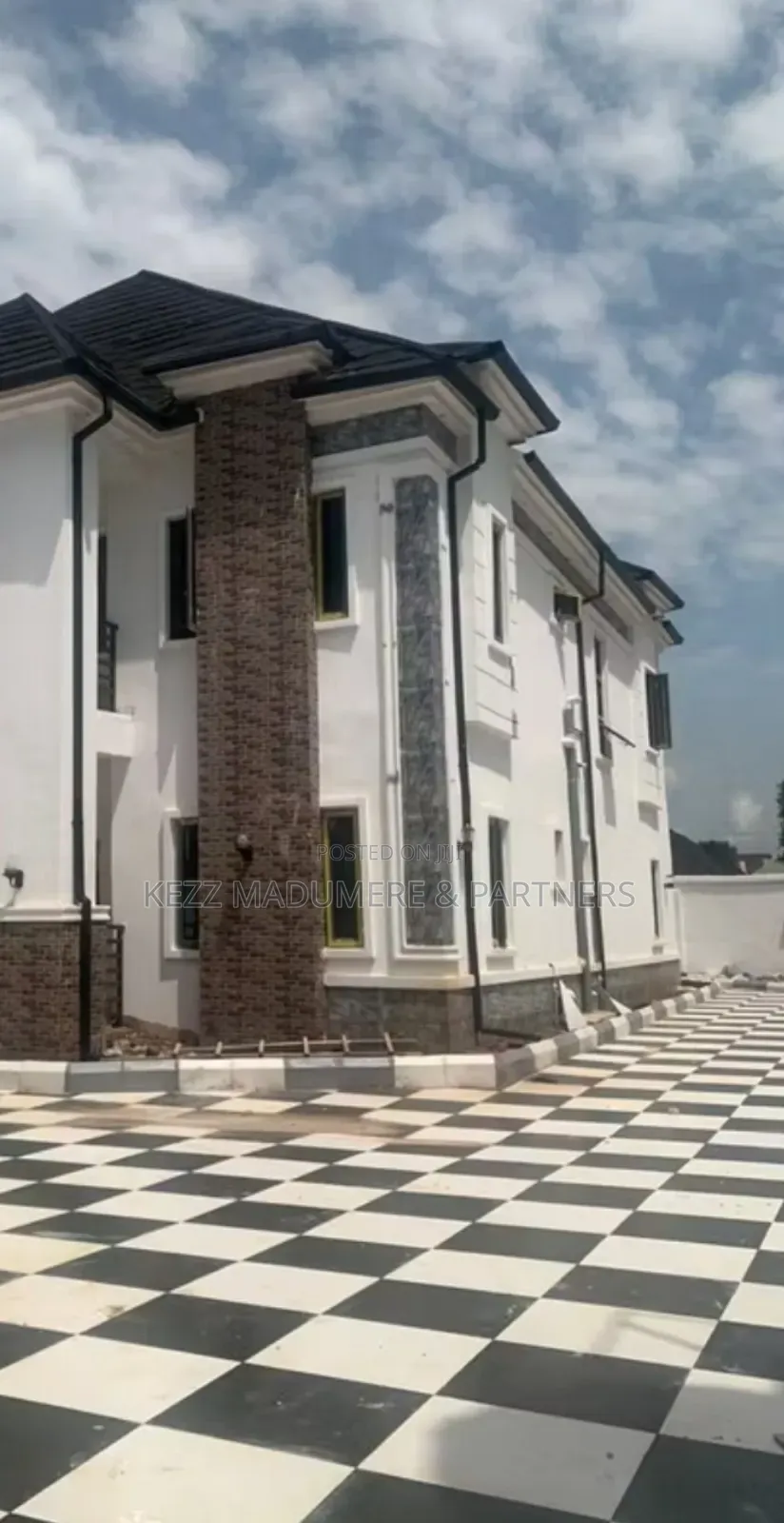 6bdrm Duplex in Works Layout, Owerri for sale