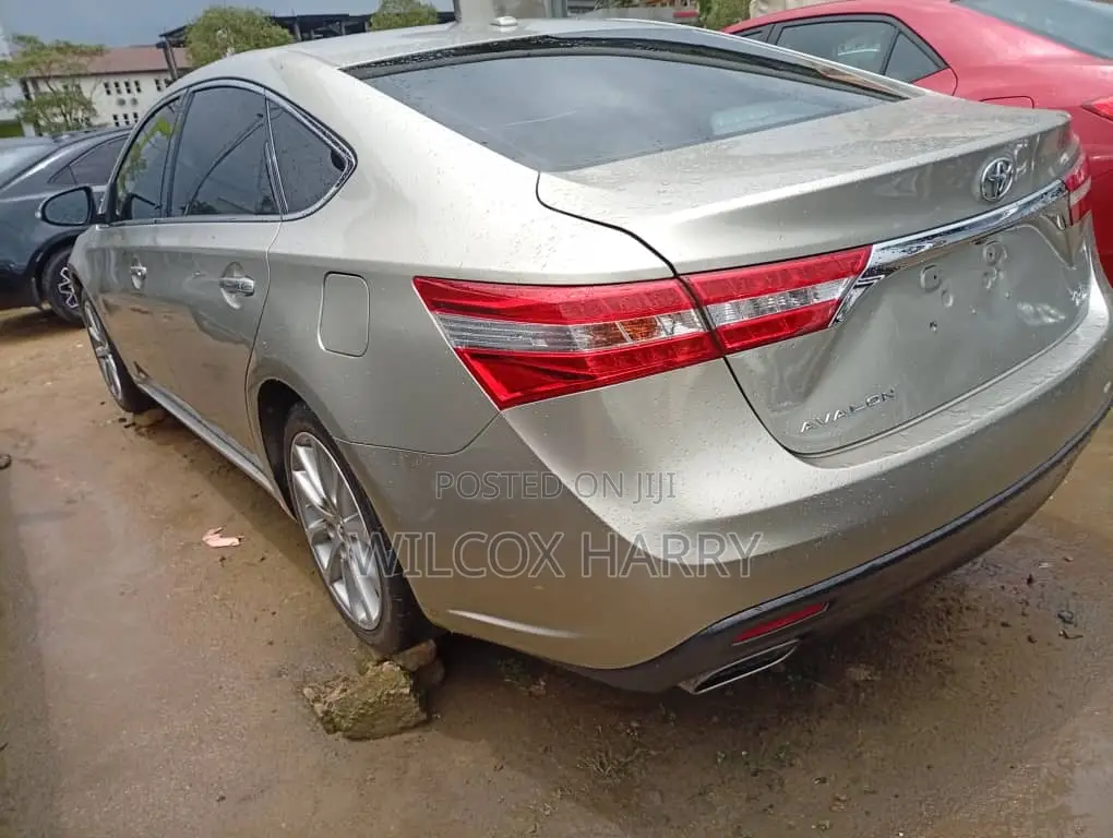 Toyota Avalon XLE Premium 4dr Sedan (3.5L 6cyl 6A) 2014 Gold