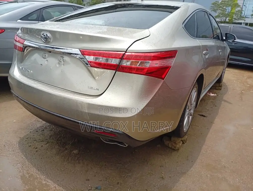 Toyota Avalon XLE Premium 4dr Sedan (3.5L 6cyl 6A) 2014 Gold