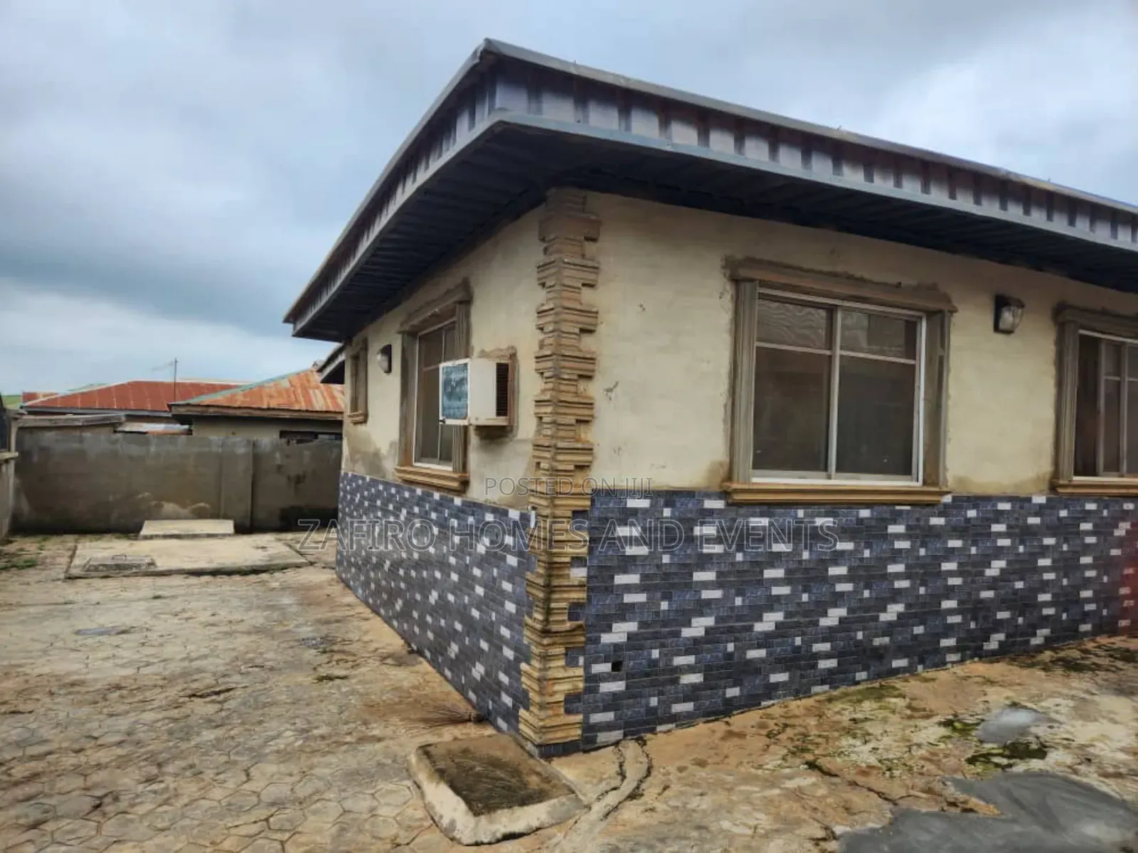 6bdrm Bungalow in Behind Dv School, for sale