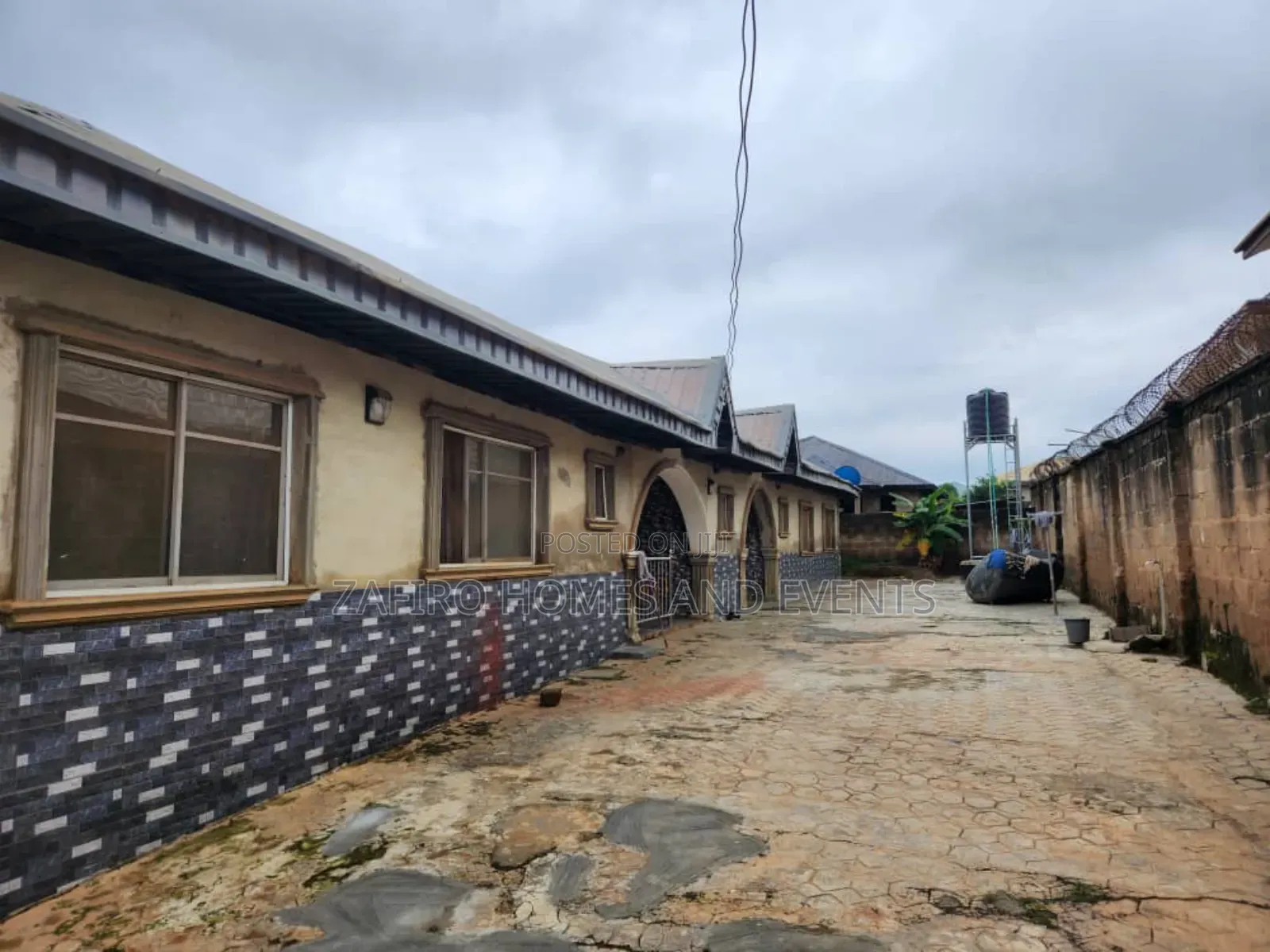 6bdrm Bungalow in Behind Dv School, for sale
