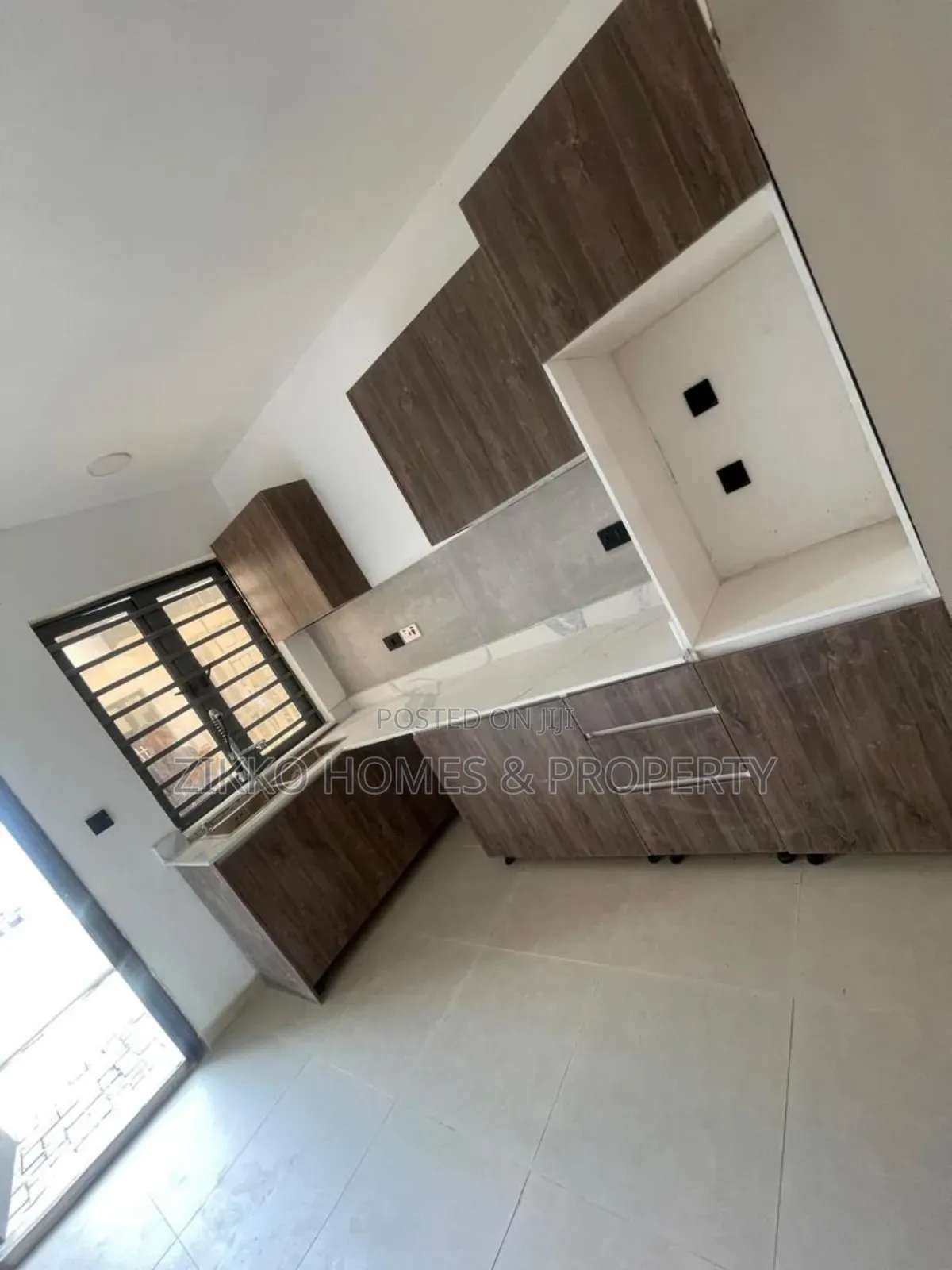 3bdrm Townhouse/Terrace in Orchid Road, Chevron for sale