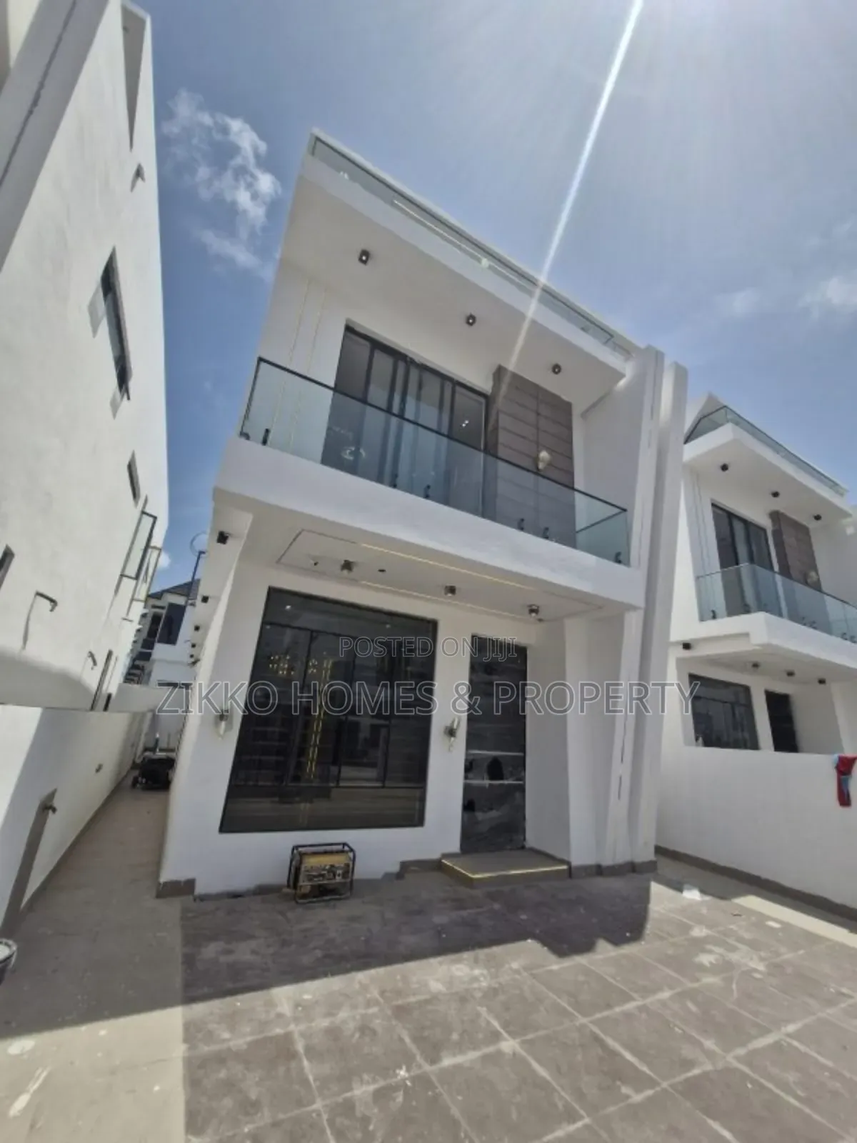 4bdrm Duplex in Orchid Road, Chevron for sale