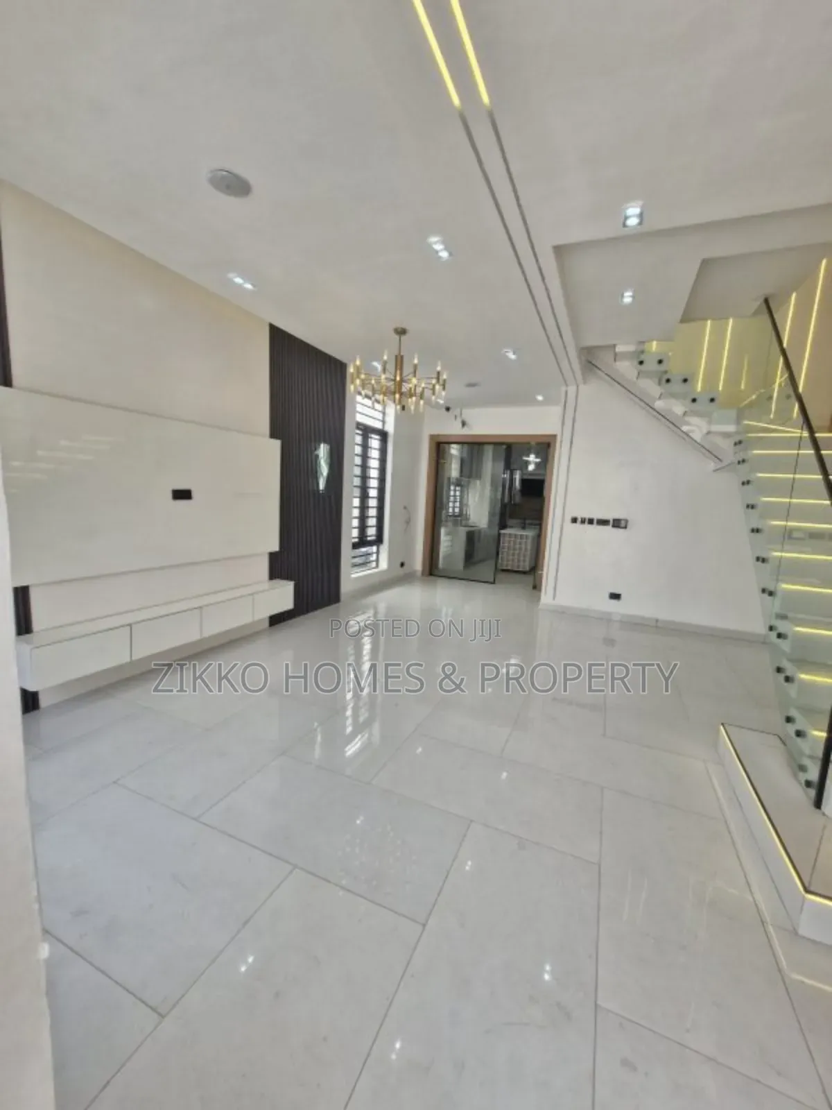 4bdrm Duplex in Orchid Road, Chevron for sale