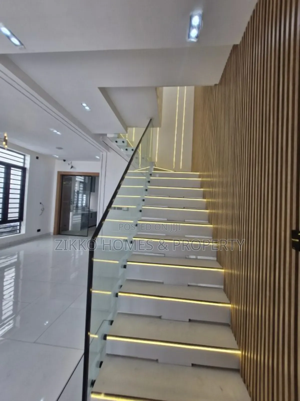 4bdrm Duplex in Orchid Road, Chevron for sale