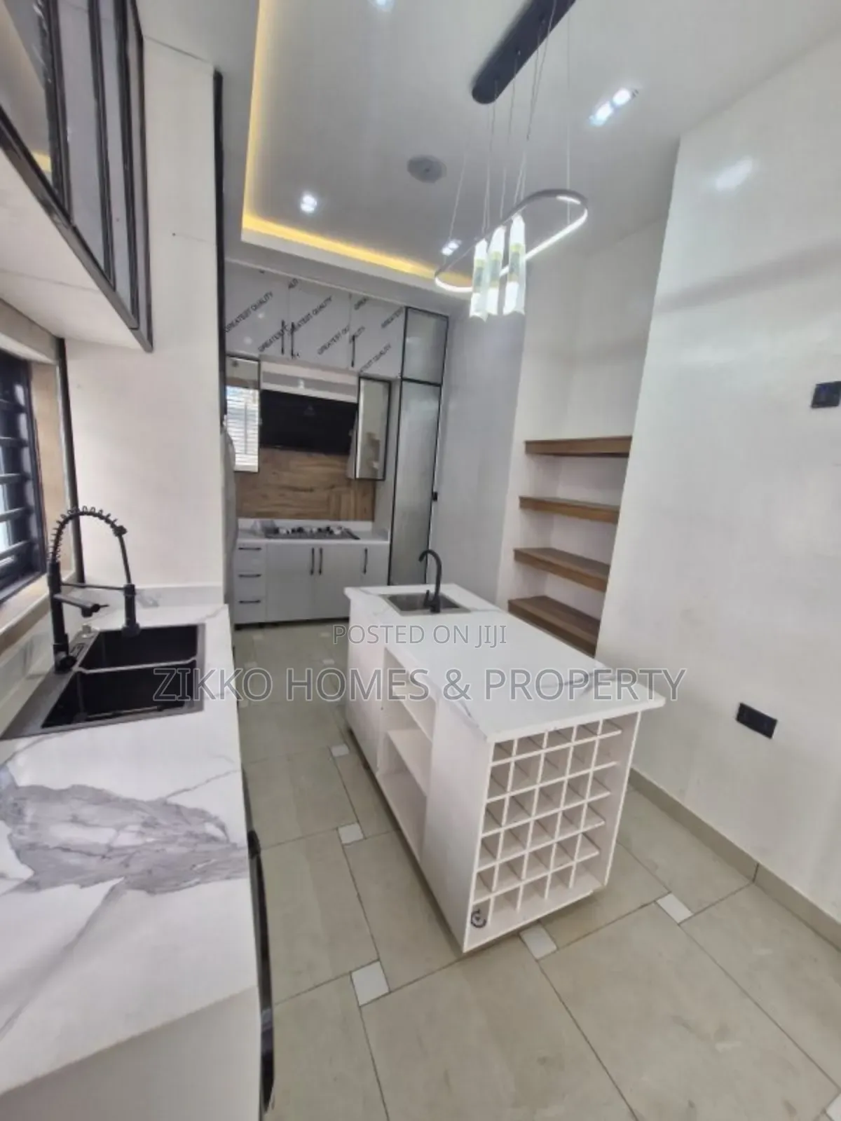 4bdrm Duplex in Orchid Road, Chevron for sale