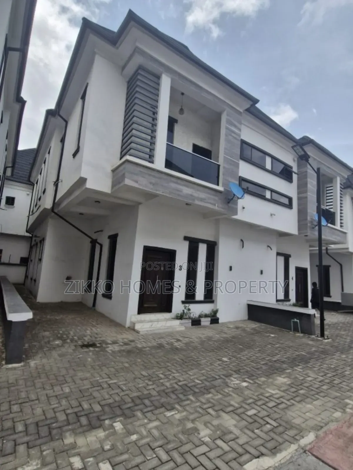 4bdrm Duplex in Orchid Road, Chevron for sale