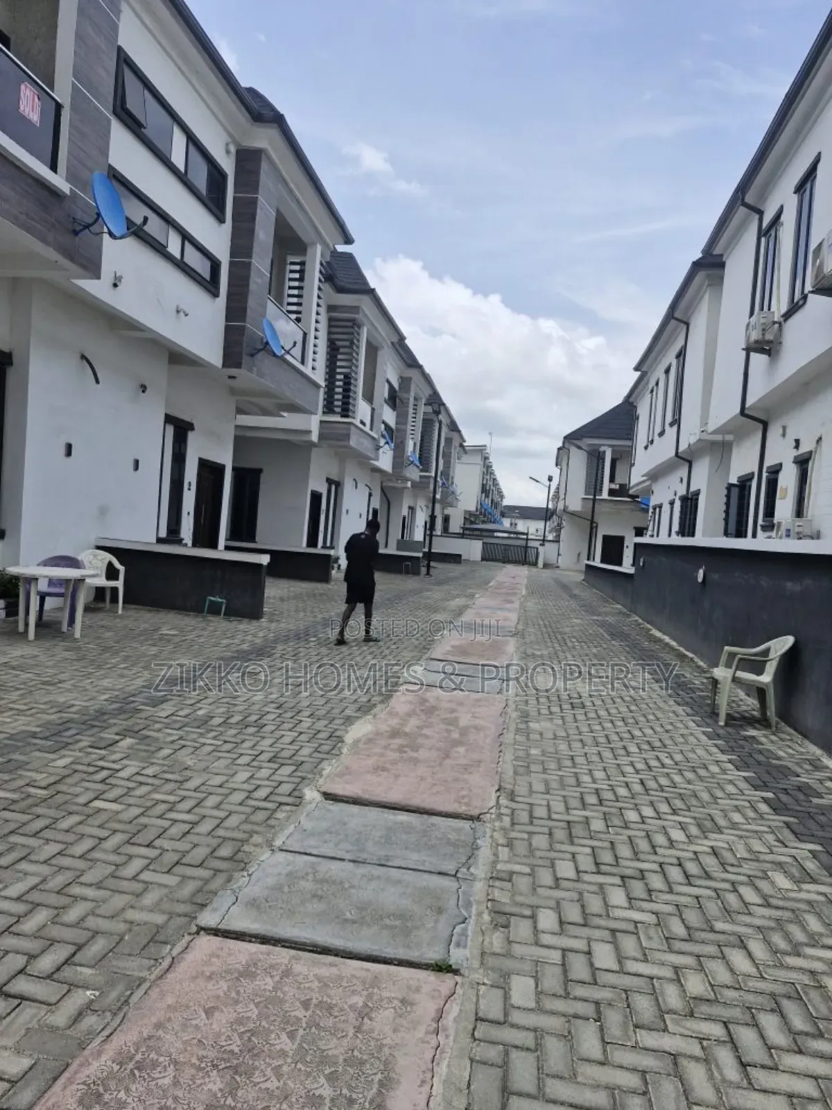 4bdrm Duplex in Orchid Road, Chevron for sale