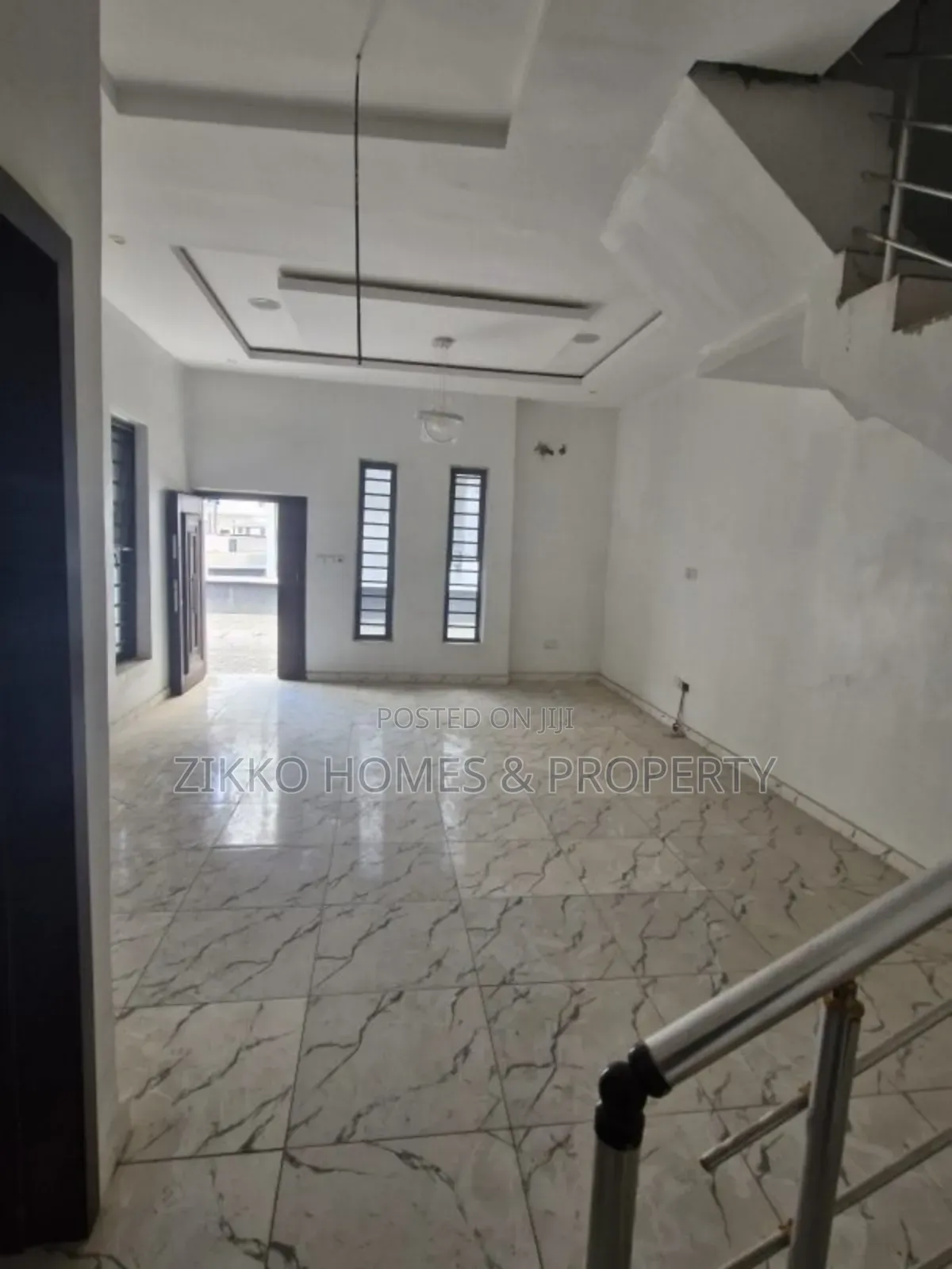 4bdrm Duplex in Orchid Road, Chevron for sale