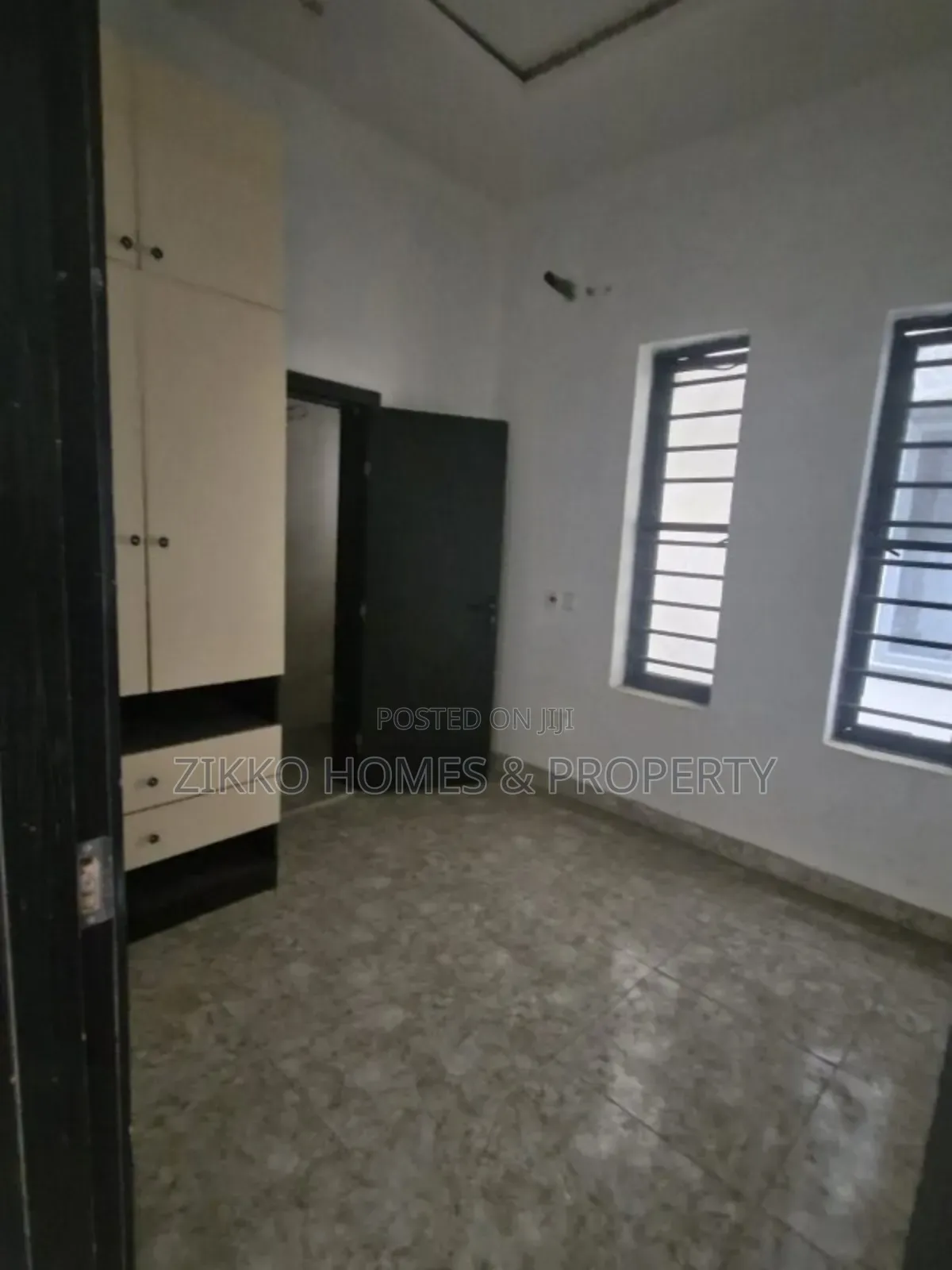 4bdrm Duplex in Orchid Road, Chevron for sale