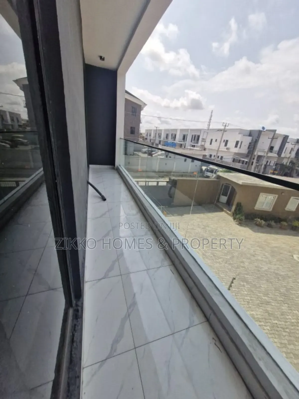 4bdrm Duplex in Orchid Road, Chevron for sale
