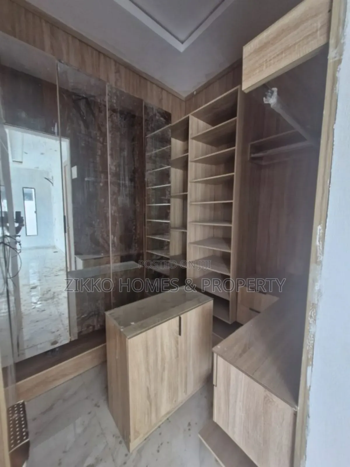 4bdrm Duplex in Chevron Drive for sale