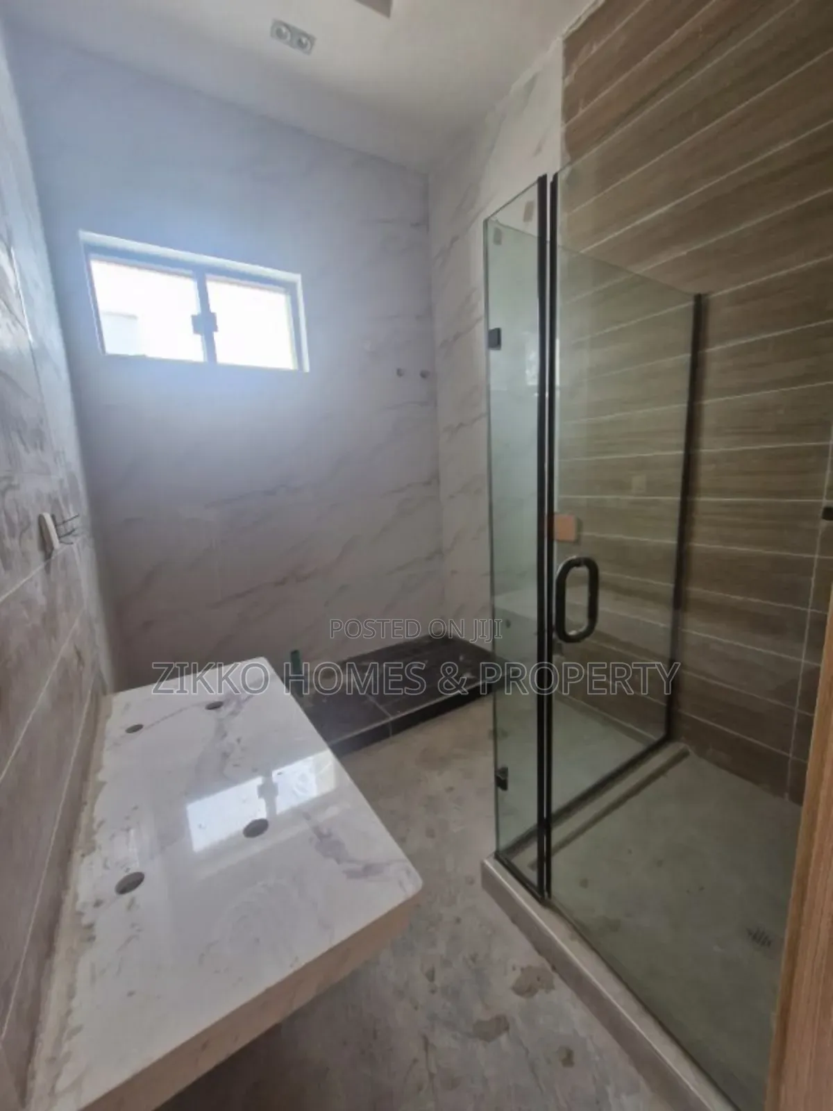 4bdrm Duplex in Chevron Drive for sale