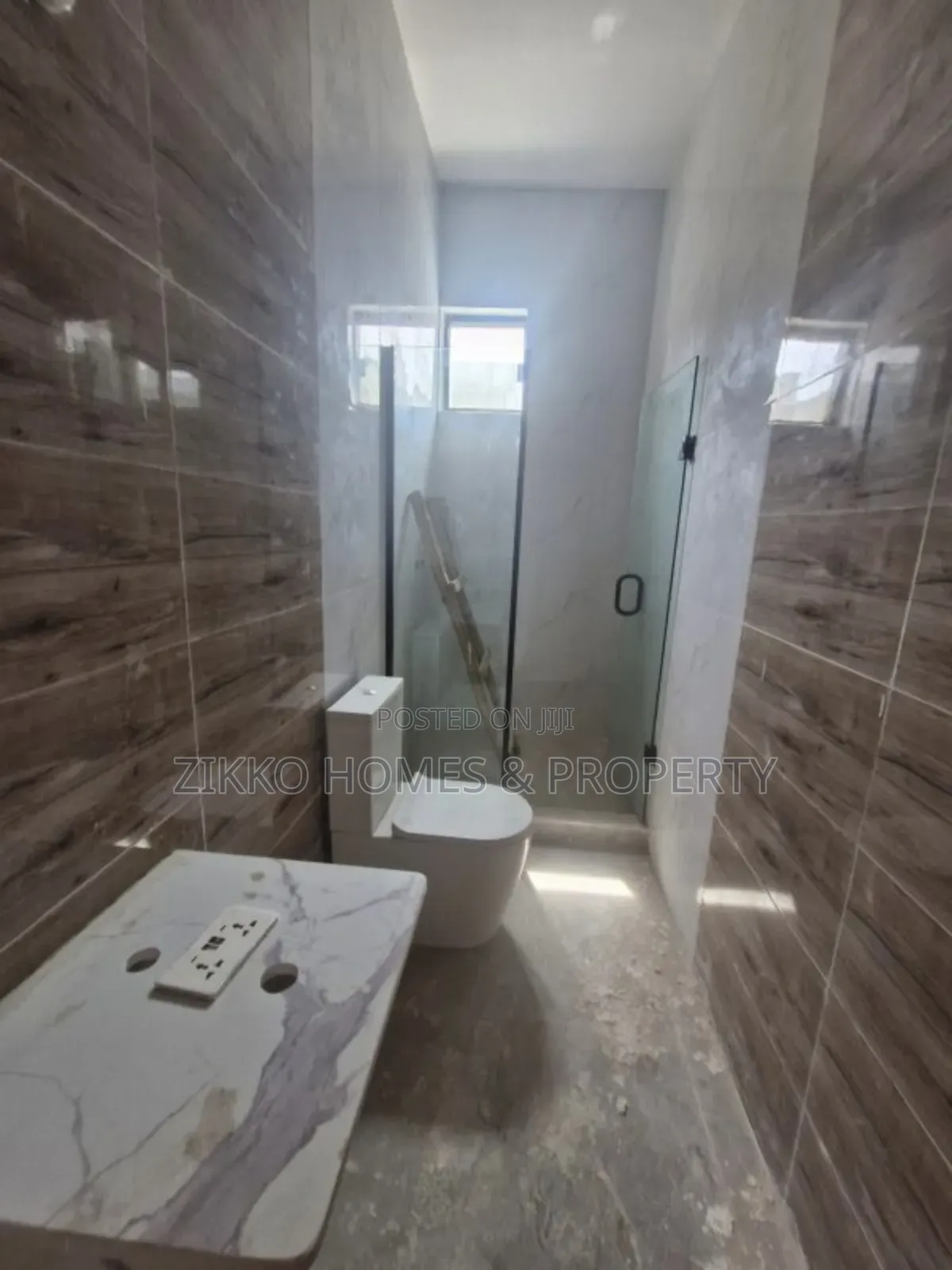 4bdrm Duplex in Chevron Drive for sale