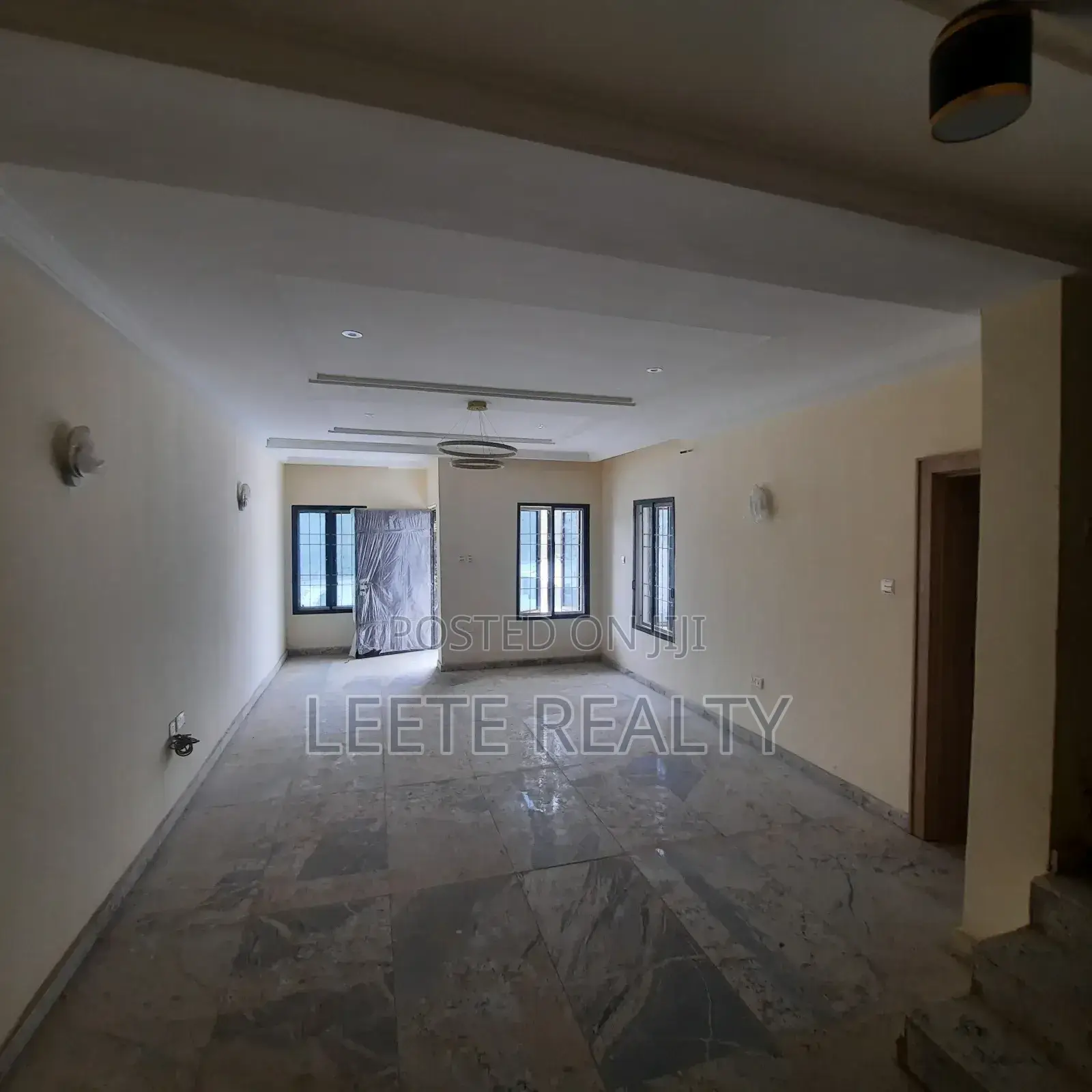 5bdrm Townhouse/Terrace in Guzape District for sale