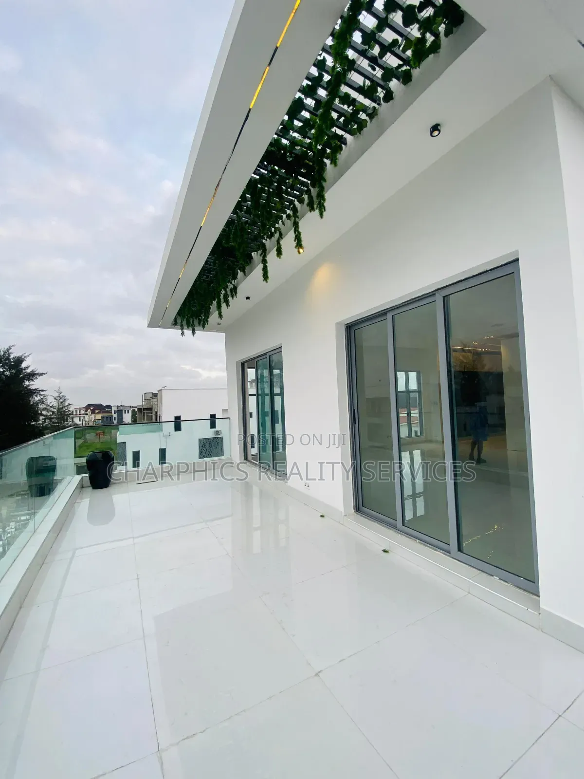 5bdrm Duplex in Osapa london for sale