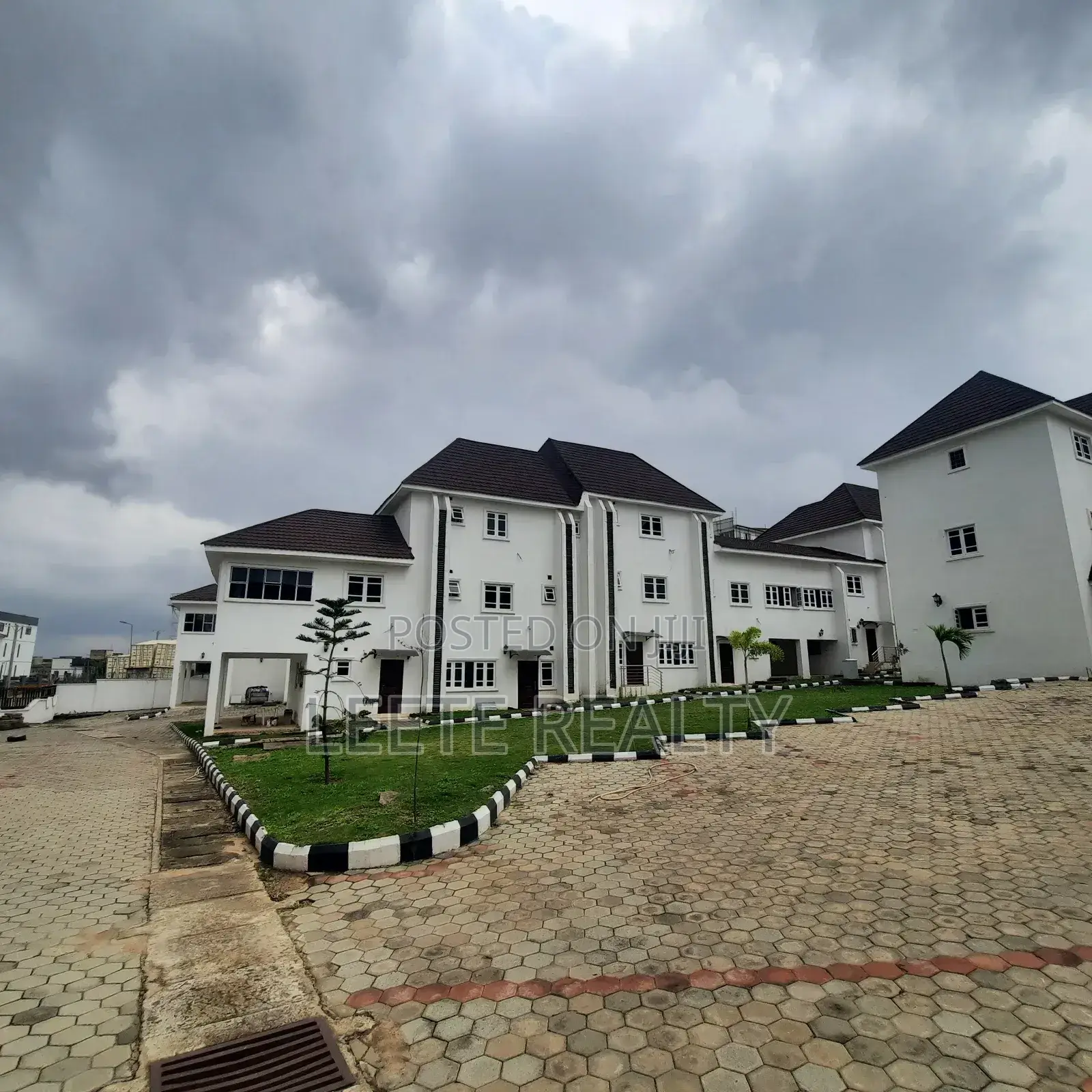 20bdrm Townhouse/Terrace in Guzape District for sale