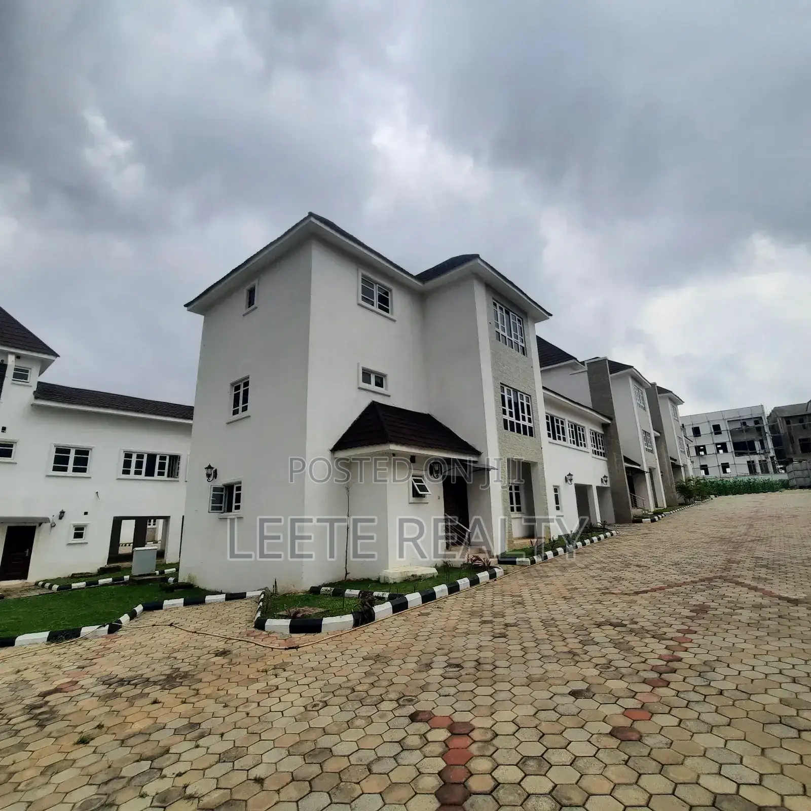 20bdrm Townhouse/Terrace in Guzape District for sale
