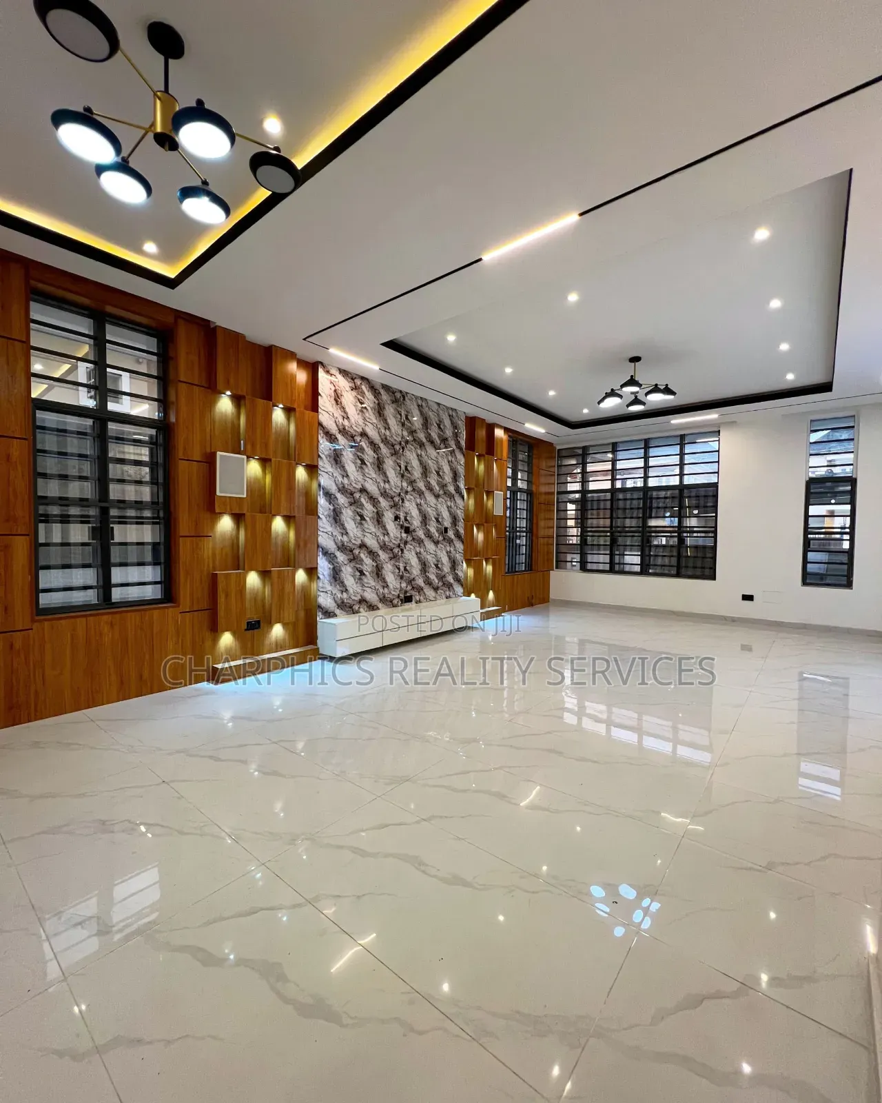 6bdrm Duplex in Chevron for sale