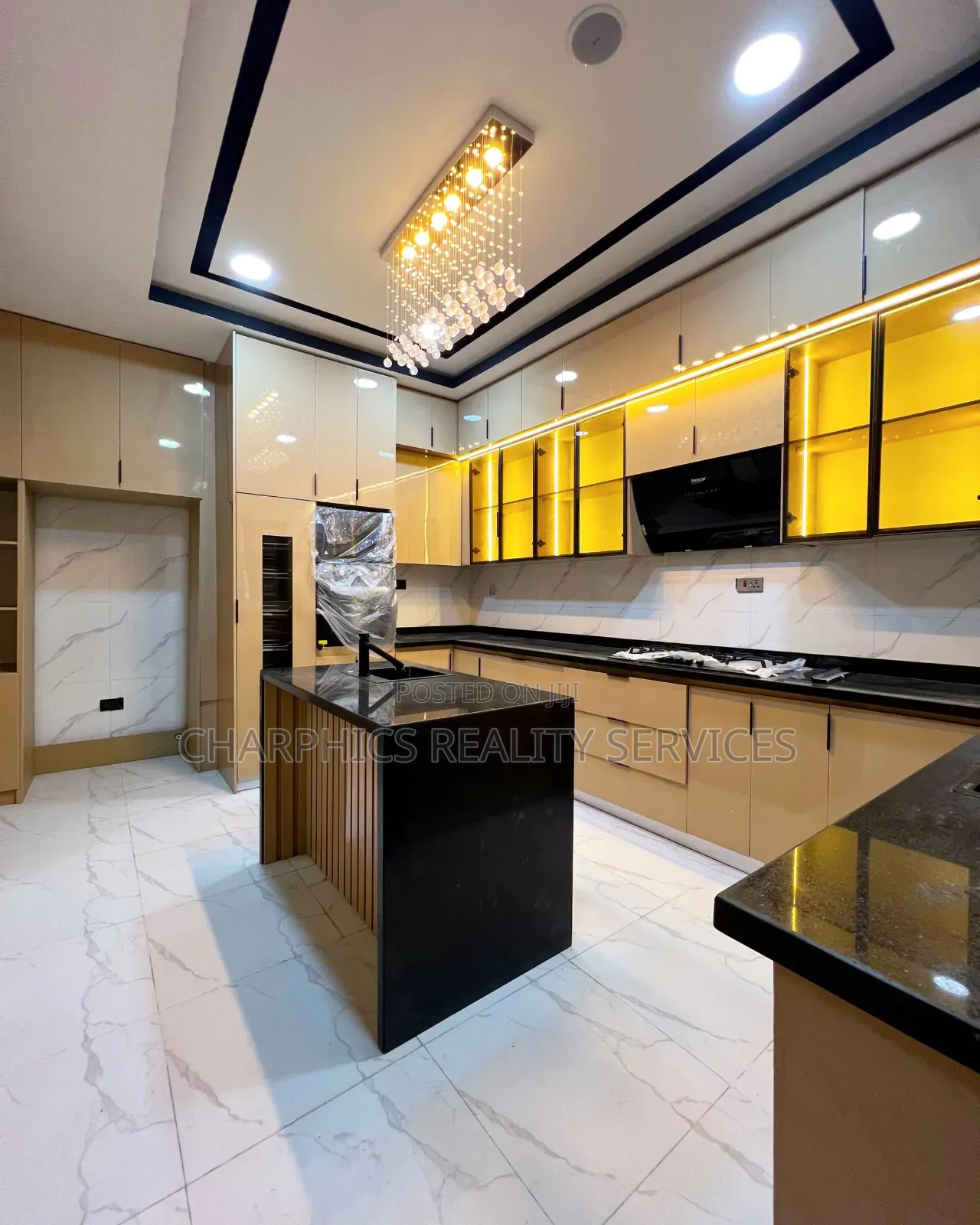 6bdrm Duplex in Chevron for sale
