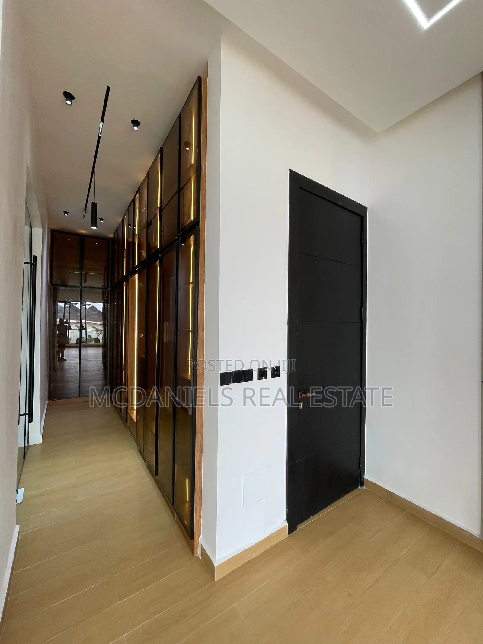 Furnished 5bdrm Duplex in Chevron for sale