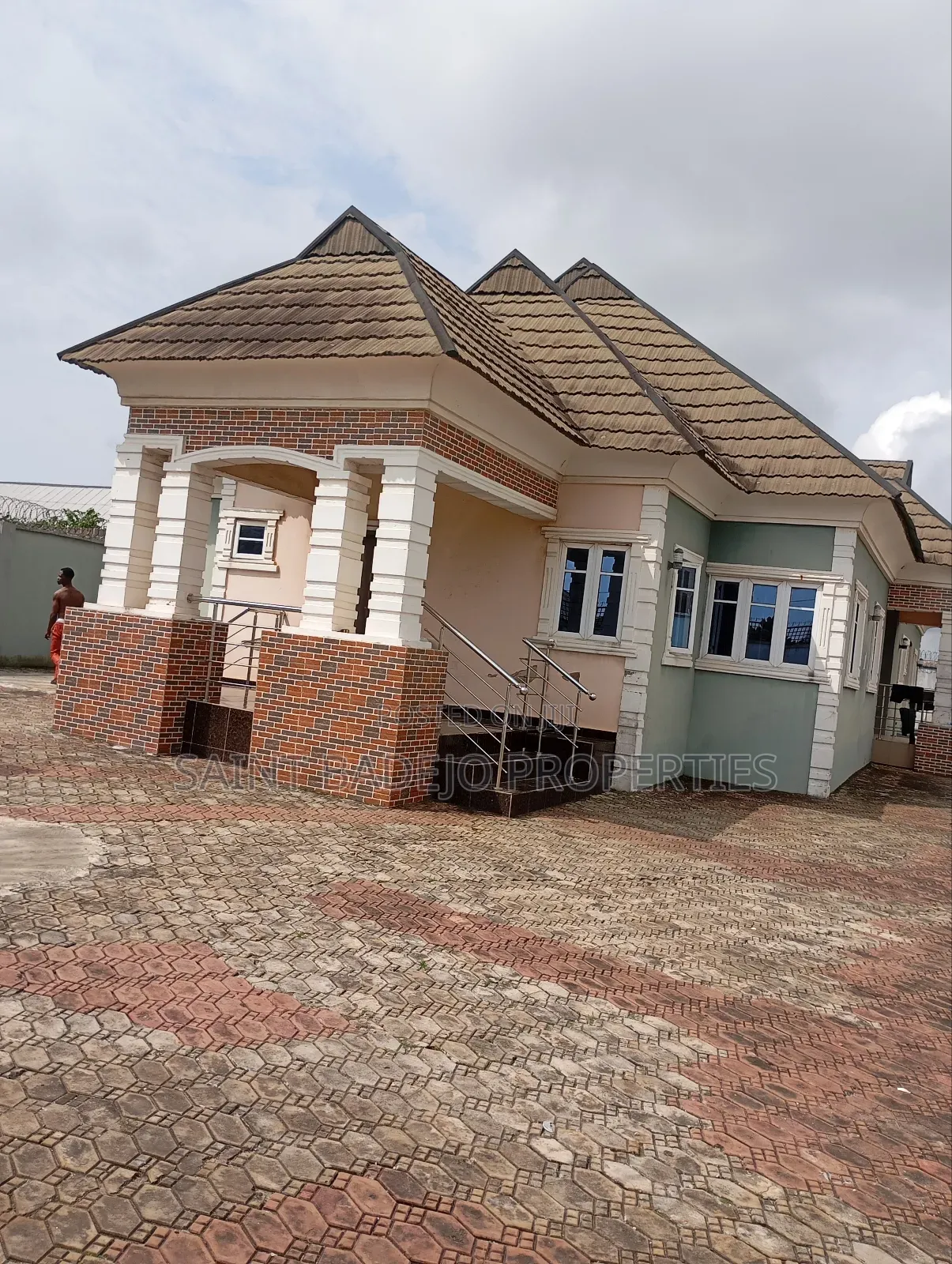 5bdrm Bungalow in Jakarifak Royal Palm, Gberigbe for sale
