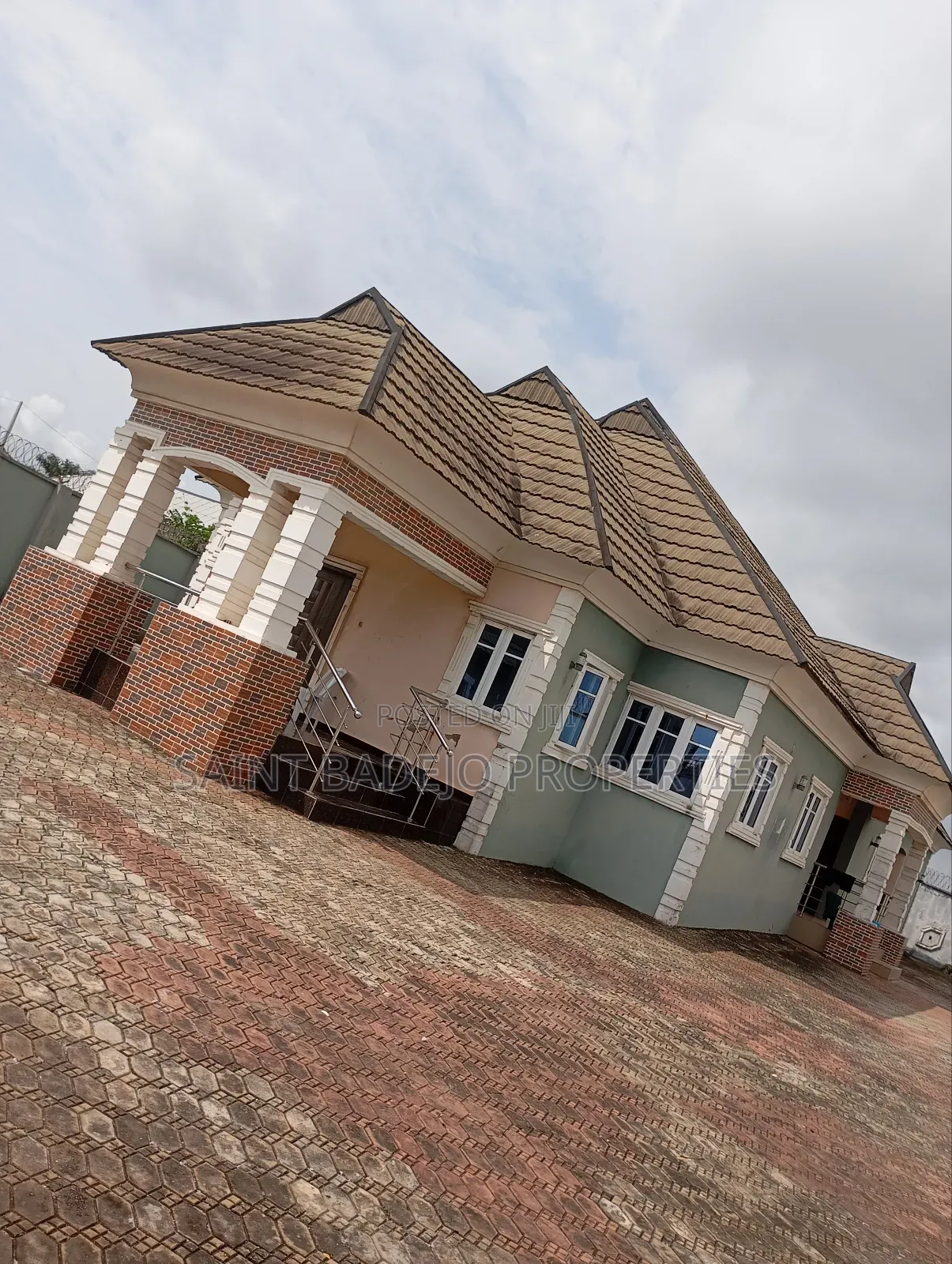 5bdrm Bungalow in Jakarifak Royal Palm, Gberigbe for sale