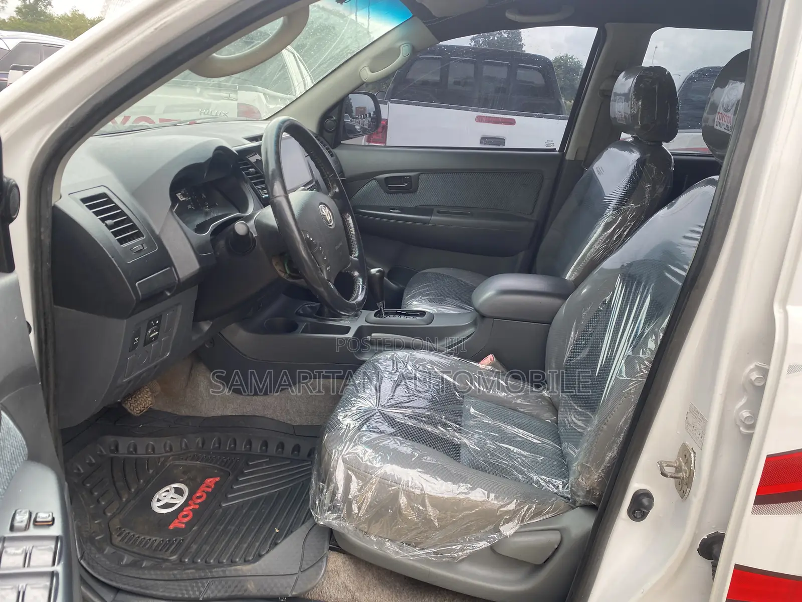 Toyota Hilux SR 4x4 2013 White