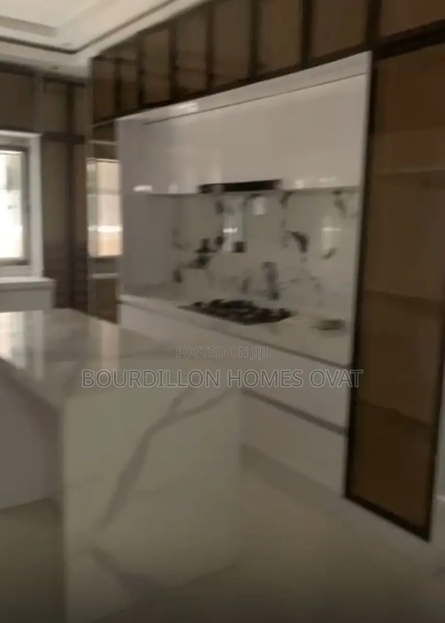 6bdrm Apartment in Lekki Phase 1 for sale