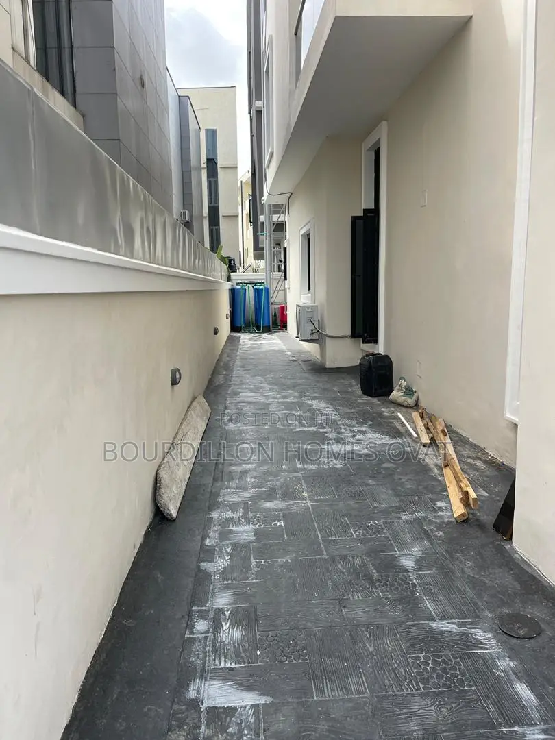 6bdrm Apartment in Lekki Phase 1 for sale