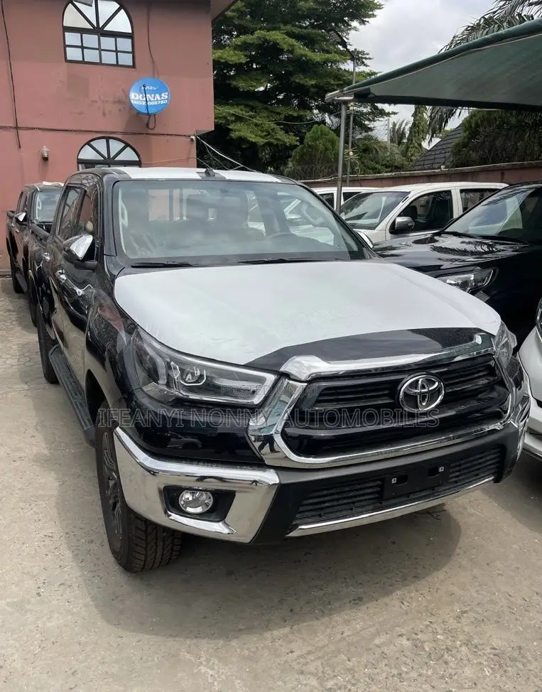 New Toyota Hilux 2025 Black