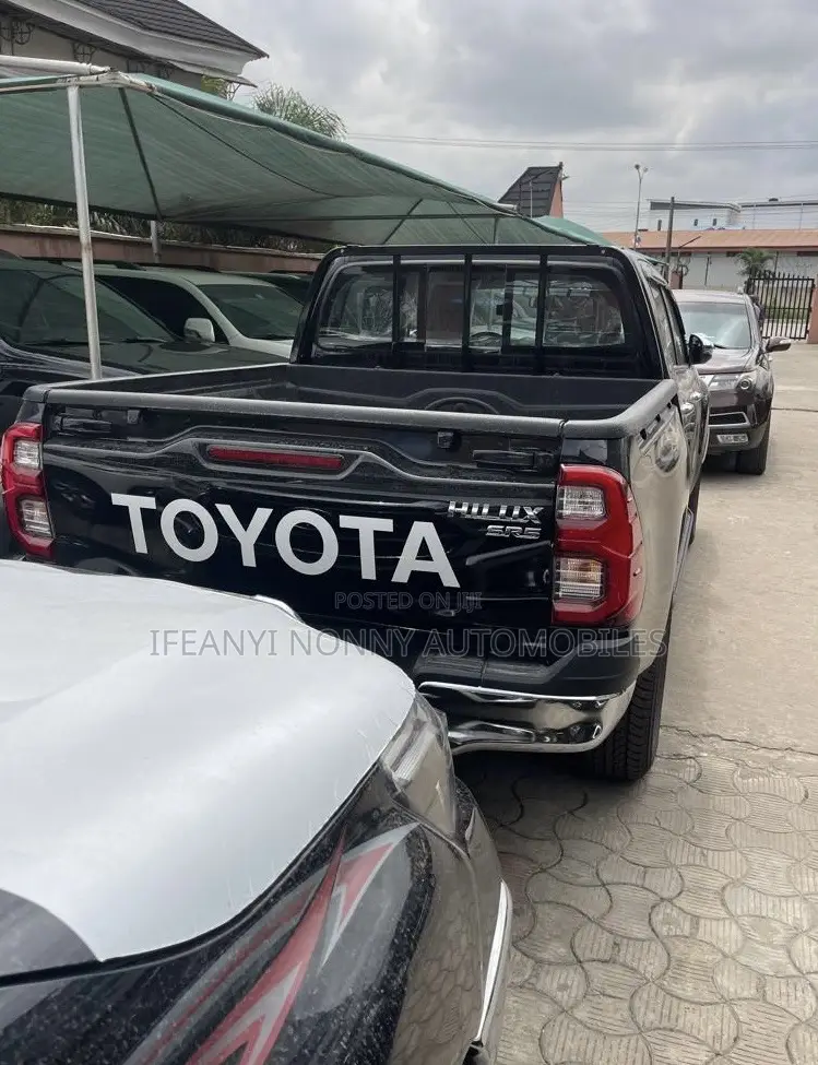 New Toyota Hilux 2025 Black