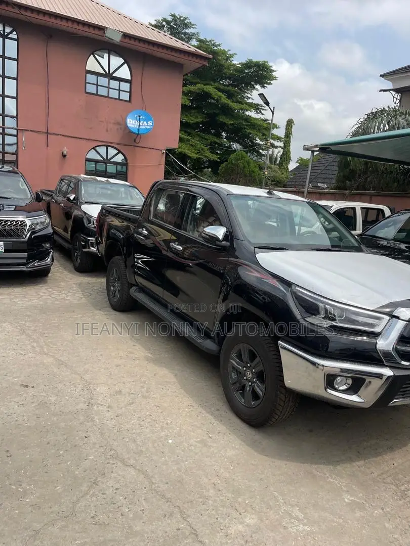 New Toyota Hilux 2025 Black