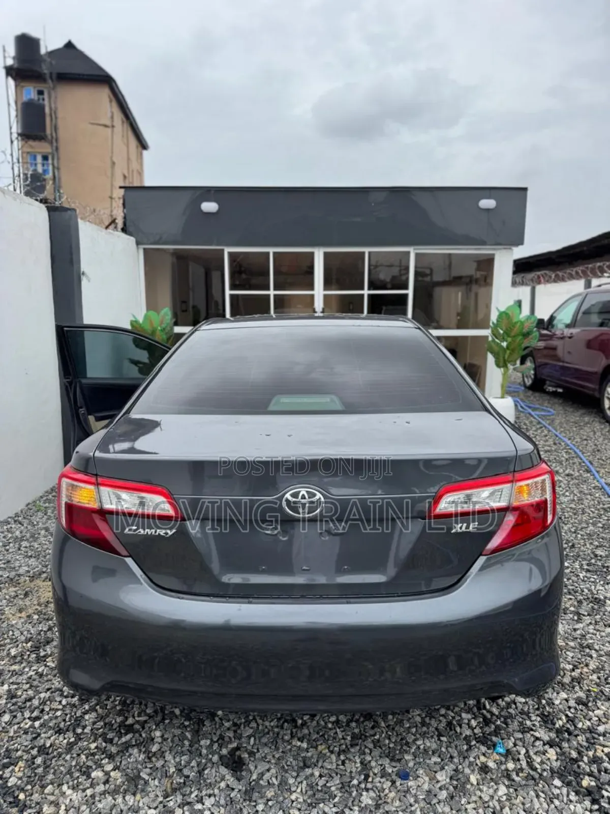 Toyota Camry XLE 4dr Sedan (2.5L 4cyl 6A) 2012