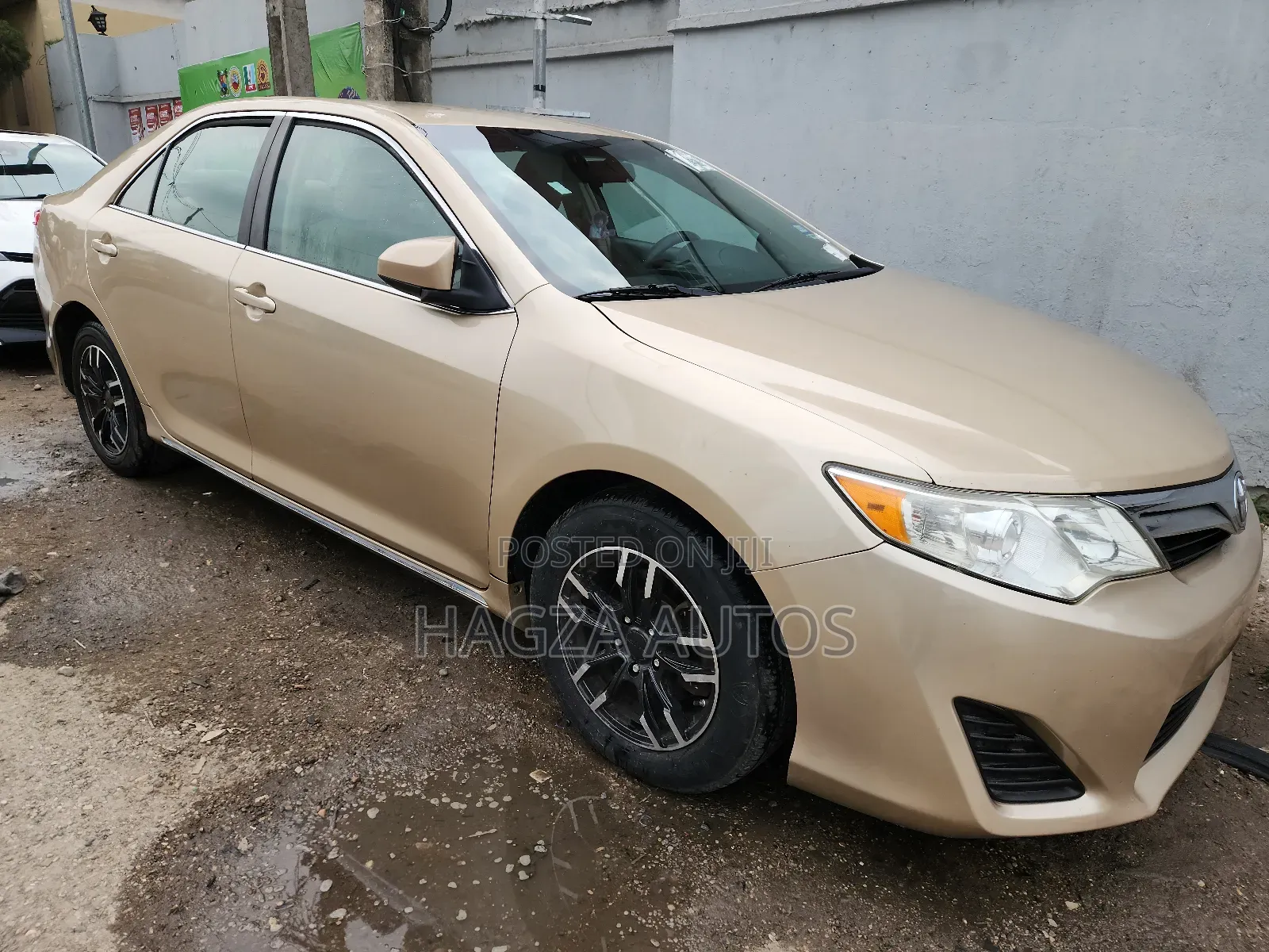 Toyota Camry LE 4dr Sedan (2.5L 4cyl 6A) 2012 Gold