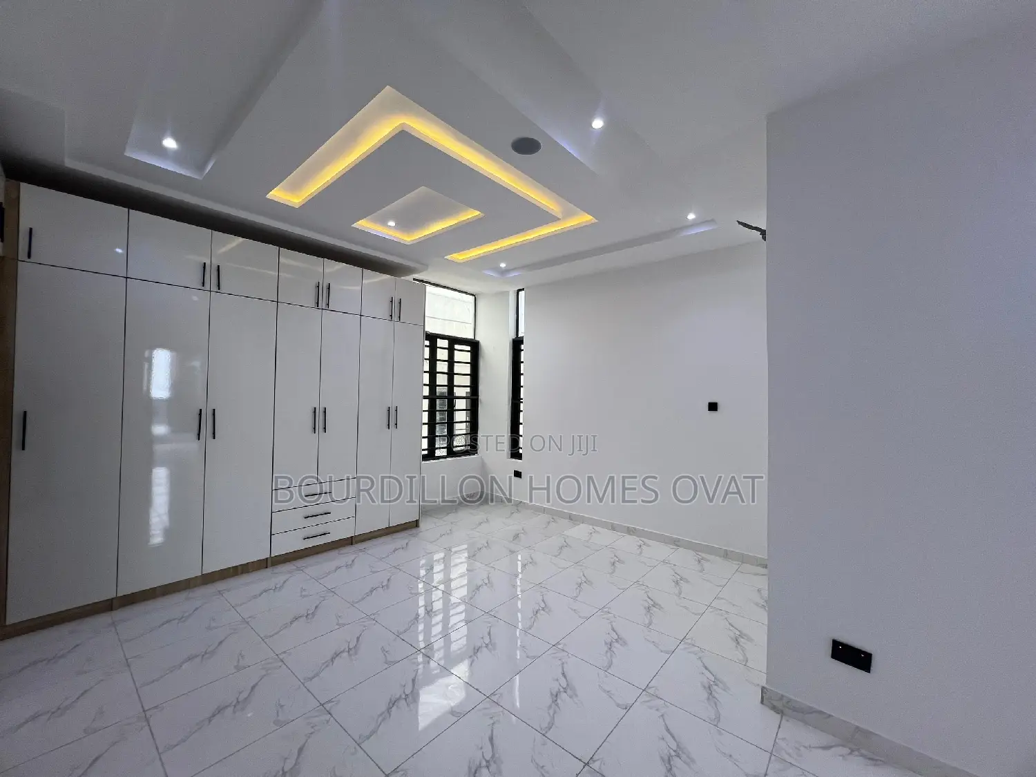 4bdrm Duplex in Ologolo for sale