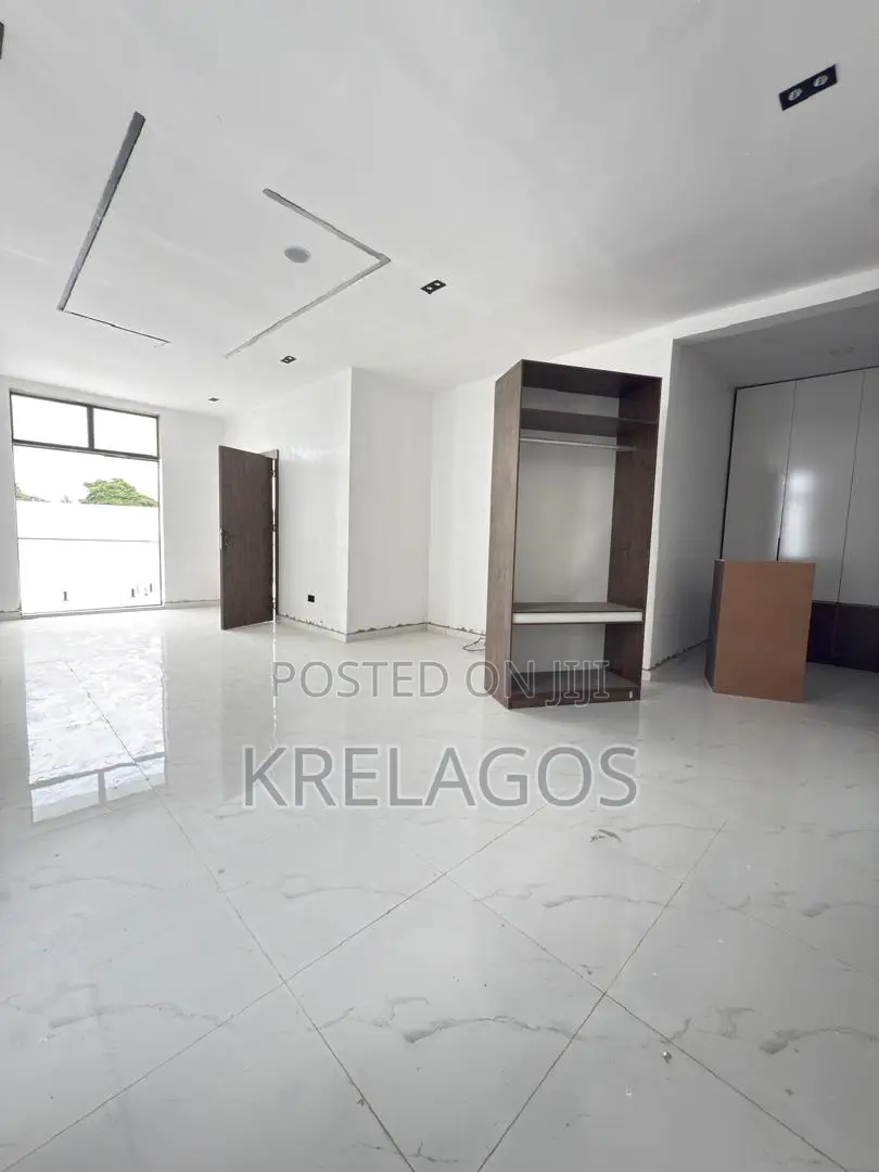 5bdrm Duplex in Chevron for sale