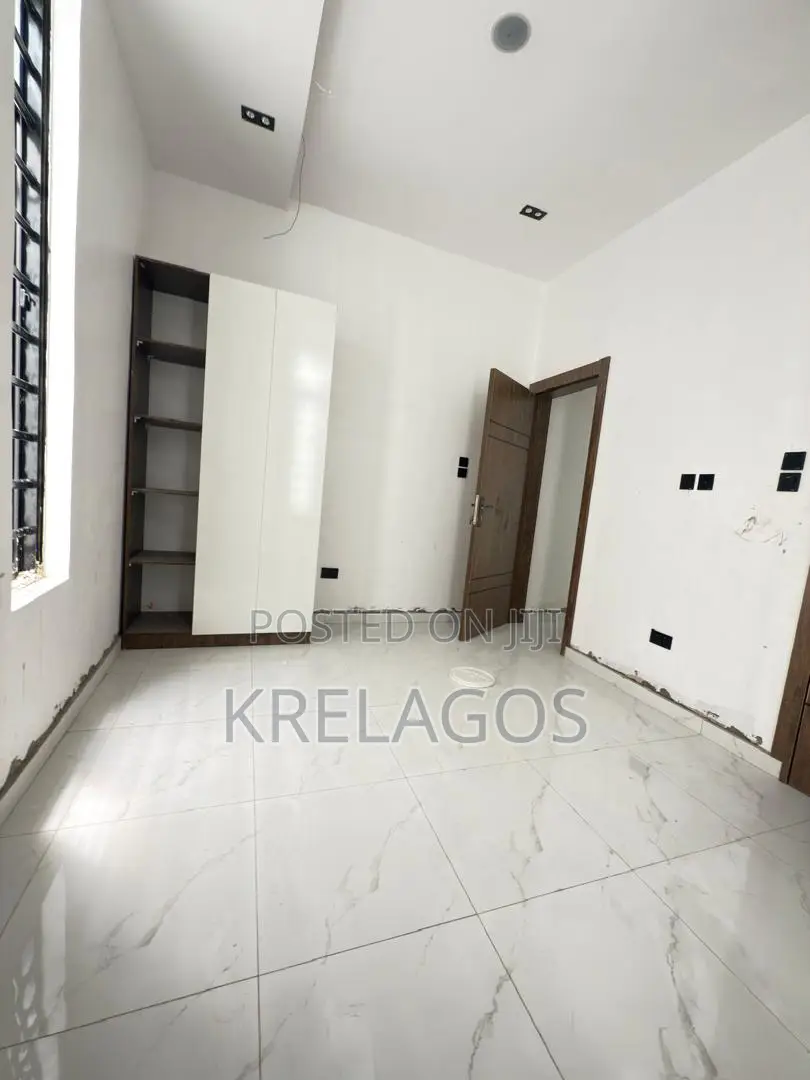 5bdrm Duplex in Chevron for sale