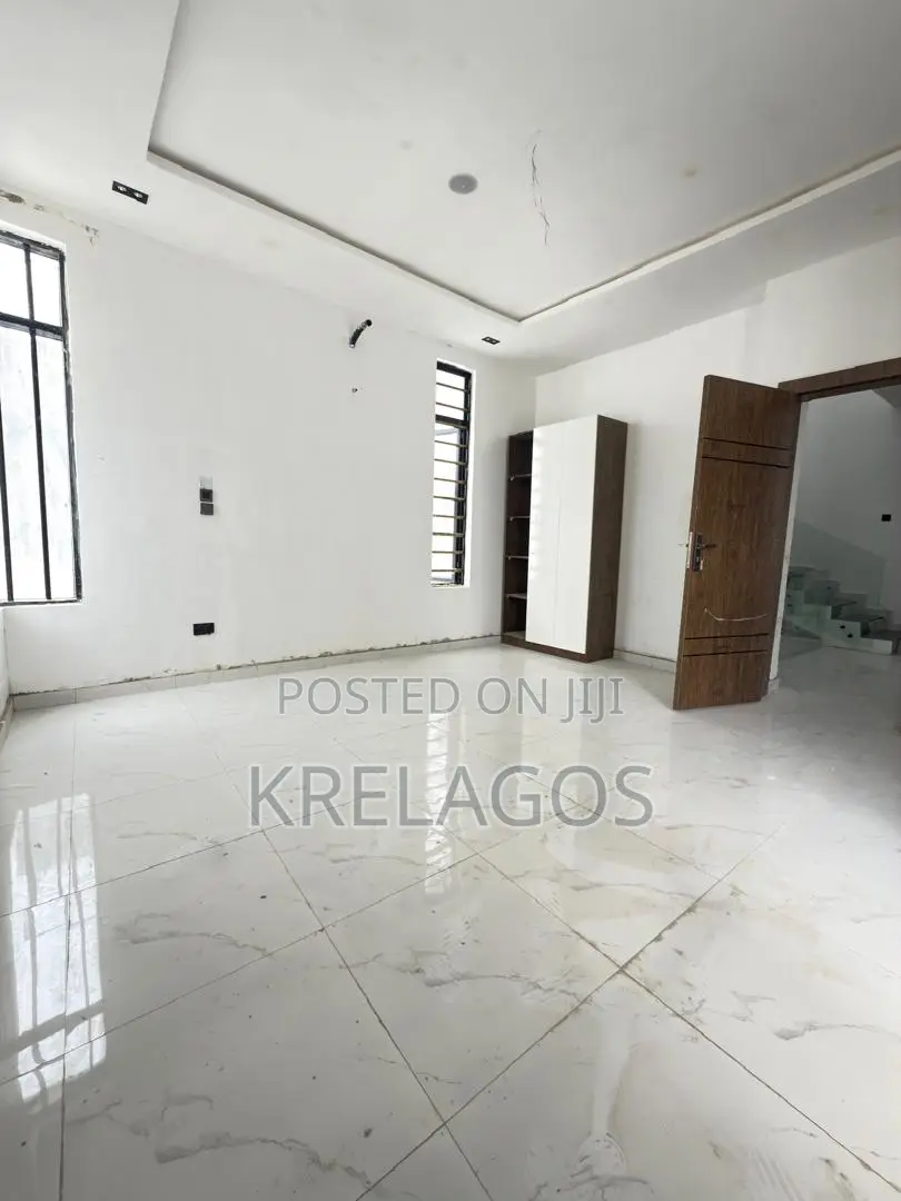 5bdrm Duplex in Chevron for sale