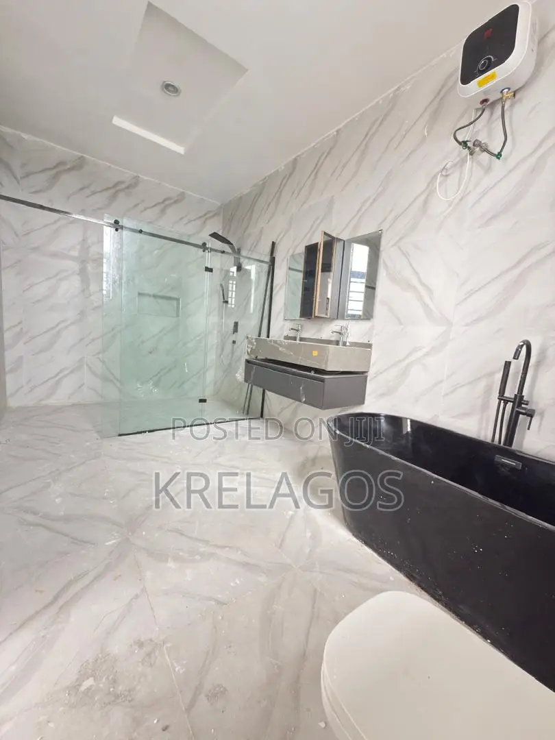 5bdrm Duplex in Chevron for sale